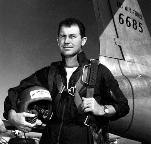 スコット・ケリーのインスタグラム：「Iconic Test Pilot General Chuck Yeager has slipped the surly bonds of earth. A WWII fighter ace and the first human to break the sound barrier.   He was a true legend with the right stuff. Fair winds and following seas, General Yeager. #ripchuckyeager」