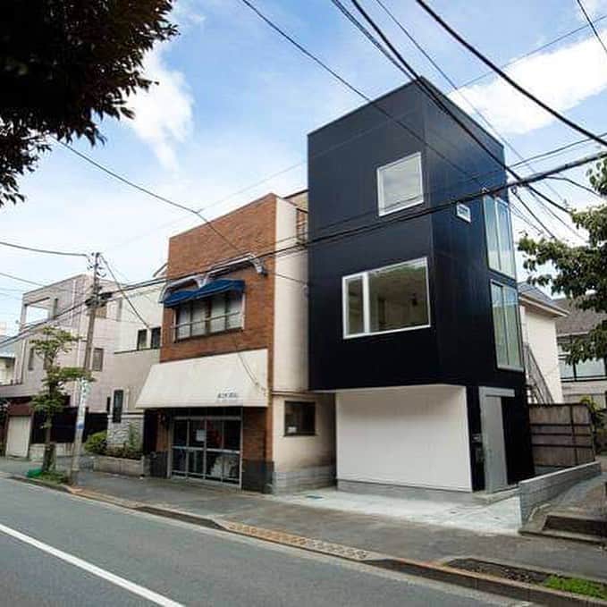 feve casaのインスタグラム：「世田谷の住宅  3階＋ロフトの合計4層構造が納まる塔状の家。 シンプルなボックスの外観とするため、フラットの大判サイディングを使用し、無機質な表情となるようにしている。ファサードは、窓と外壁の面積バランスを注意して面が美しく構成されるよう配慮している。 　 設計:sside一級建築士事務所 撮影:Taizan Kamijo  #建築家とつくる家 #デザイン住宅 #3階建て #都市型住宅 #フェブカーサ」