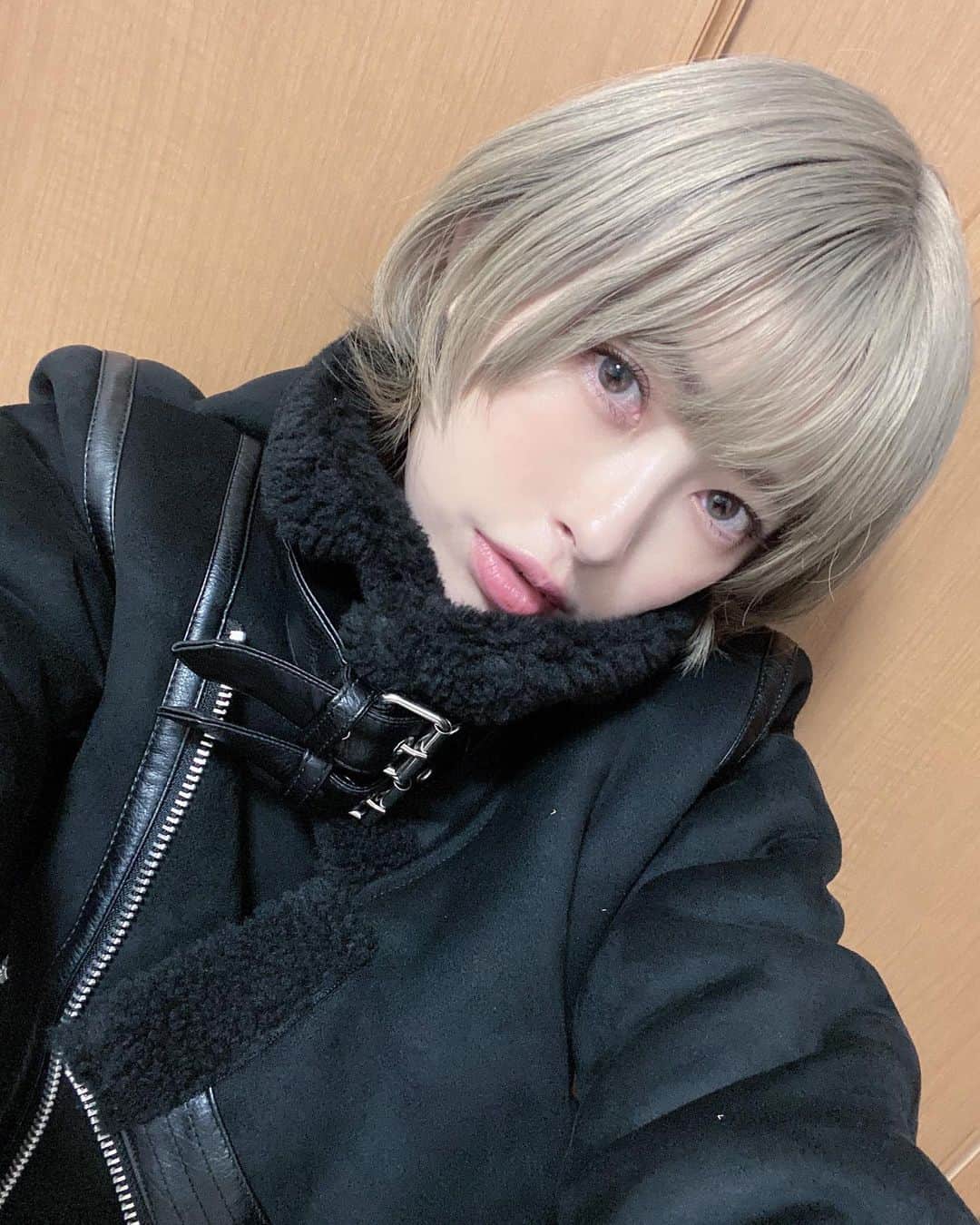 のインスタグラム：「急に変わるやん自分  #ハイトーンショート #金髪ショート #派手髪ショート #ムートンコート #色素薄い系女子 #ジェンダーレス女子 #イケメン女子」