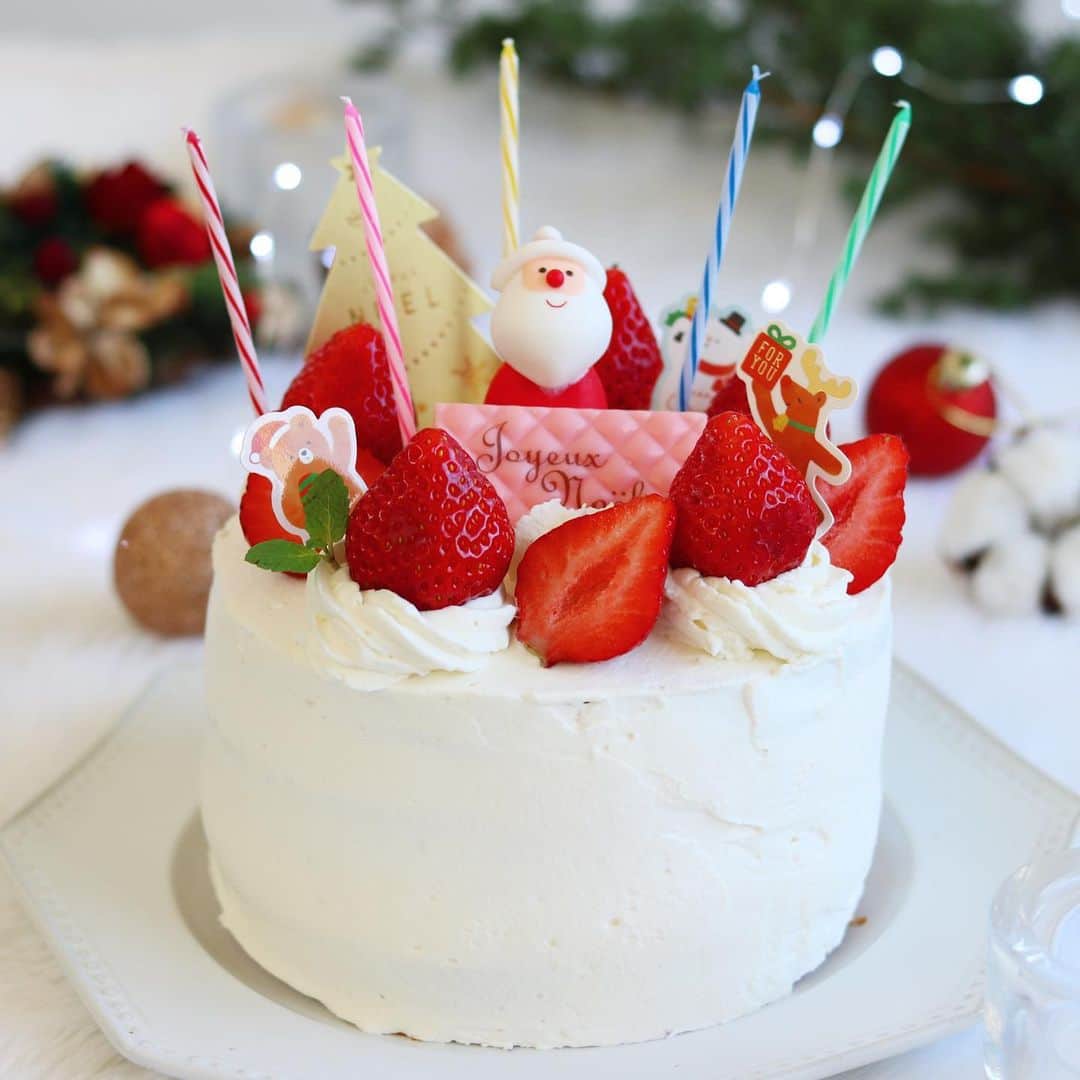 mikiさんのインスタグラム写真 - (mikiInstagram)「・ ・ Christmas cake  一足はやくクリスマスケーキ！ コッタ　@cotta_corecle さんからサンプルリングでいただいたよー！ 自分で用意するのはなんと！シロップ用の砂糖にお水に苺だけー！！  スポンジも美しくカットされてて驚き！ 生クリームもスポンジも冷凍で届くから焦らず作らなくていいから👍🏻  実はちょっと高さを出したかったから生クリーム多めに挟んだから、トップの絞りは家にあった生クリームで代用🤣 ふつうのケーキならついてる生クリームで十分👍🏻  只今、11/16～12/13の期間中、cottaの会員様・1,000名様に「クリスマスケーキキット」のプレゼントキャンペーンが実施されてますよ！  cottaの会員数が100万人を突破し、会員の皆様に感謝の気持ちを込め、クリスマスプレゼントという形でキットのプレゼント！だそうです！  #pr #cotta  #製菓材料ならコッタ」12月8日 14時30分 - koron.n
