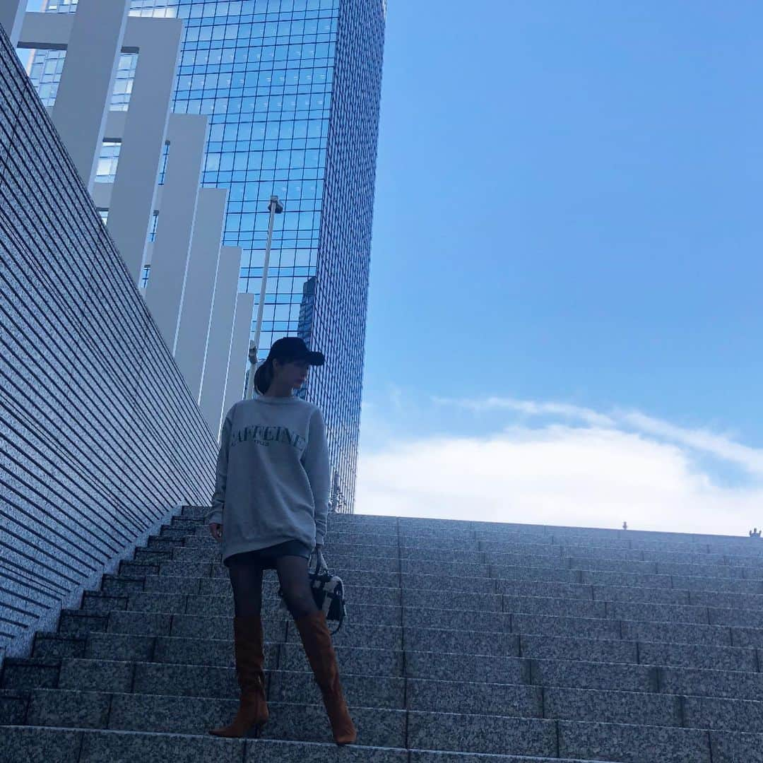 新山千春さんのインスタグラム写真 - (新山千春Instagram)「私服。  ざっくり大きめの トレーナー🖤お気に入り。  👢ブーツも #yello  bagは、わたしが デザインさせていただいた ものだよ！！  #新山千春 #CAP #casualstyle  #👢 #🧢 #新山千春」12月8日 14時32分 - chiharuuu_0114