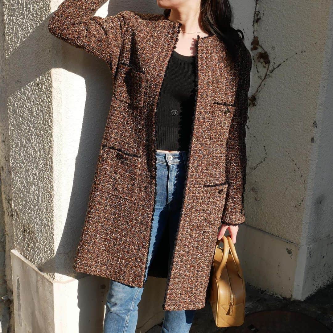 Vintage Brand Boutique AMOREさんのインスタグラム写真 - (Vintage Brand Boutique AMOREInstagram)「CHANEL 94A COLLARLESS TWEED JACKET COAT BROWN size 38 🤎  Available Online For Purchase  Search Code: AO29444  Free Shipping Worldwide 📩DM for more info and pricing  ➡️info@amorevintagetokyo.com  #VintageChanel #AmoreTokyo」12月8日 14時35分 - amore_tokyo