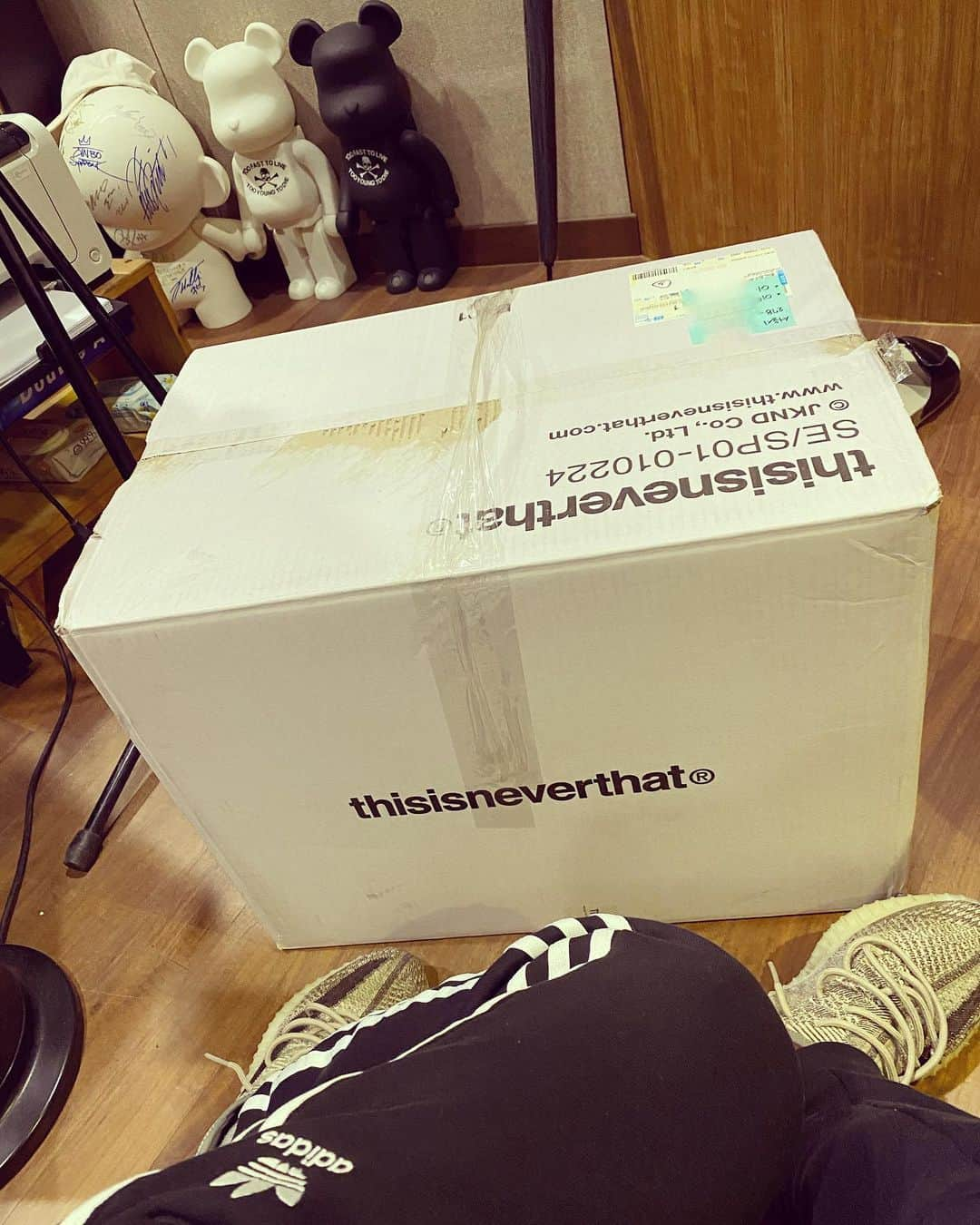 イ・ヒョンドさんのインスタグラム写真 - (イ・ヒョンドInstagram)「A Package from #thisisneverthat 🖖🏼good one」12月8日 14時35分 - hyundolee_