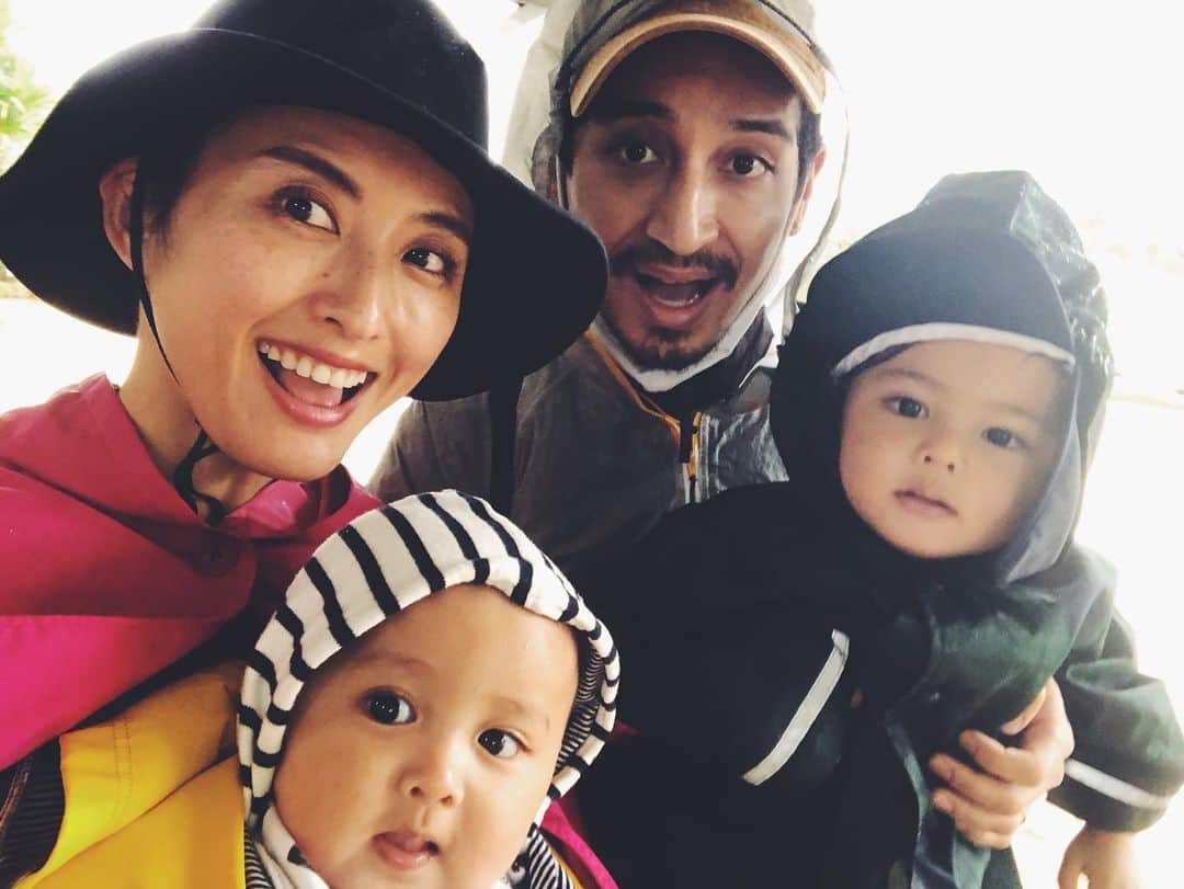 尾形沙耶香さんのインスタグラム写真 - (尾形沙耶香Instagram)「#familypic 👨‍👩‍👦‍👦  #家族写真　難しい😂」12月8日 14時42分 - sayakaogata