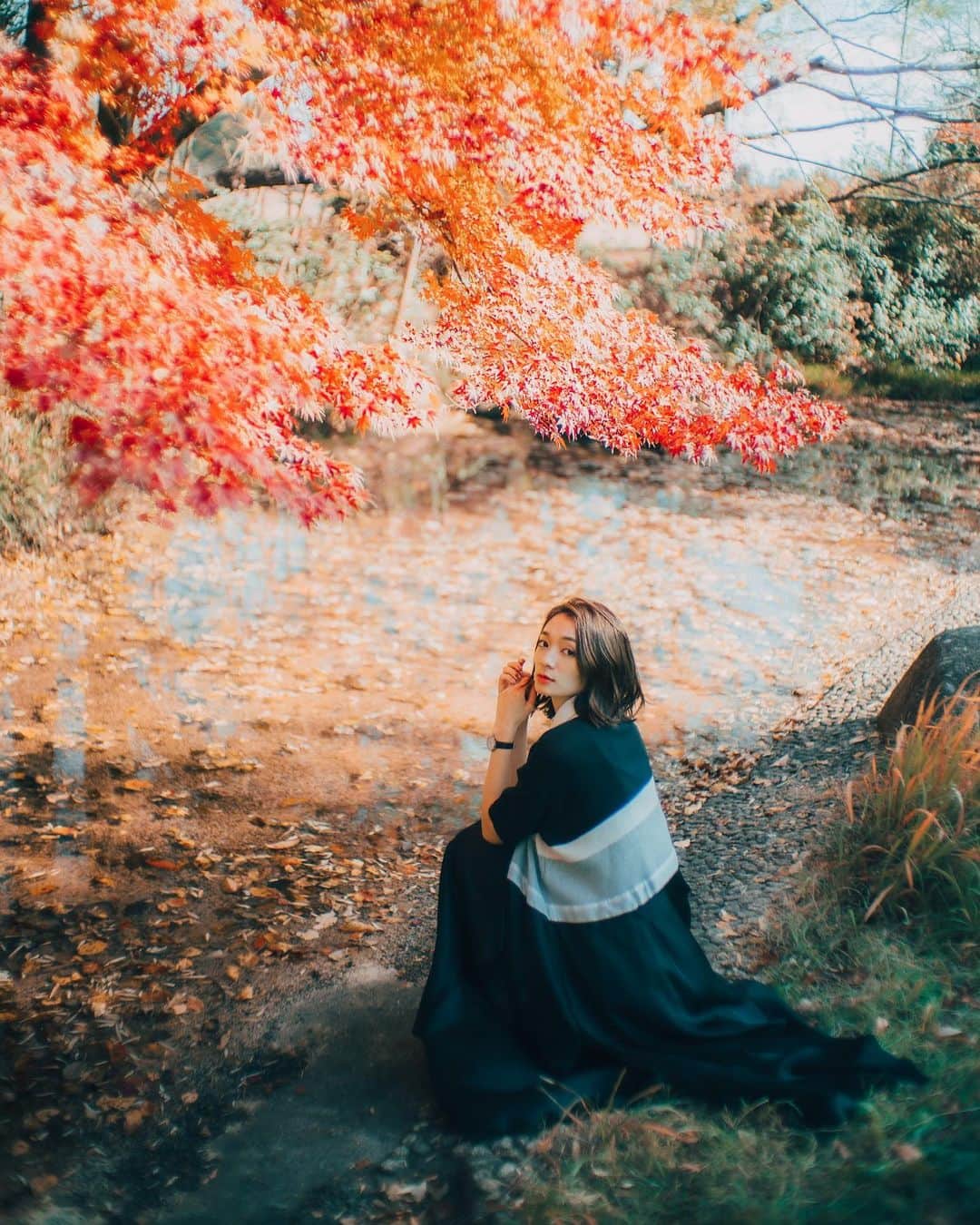 笛木陽子のインスタグラム：「「大切な思い出」﻿ ﻿ もみじの花言葉🍁儚くて、美しい。﻿ ﻿ ﻿ Photo by ﻿ @takutaki  ﻿ ﻿ #写真#ポートレート#被写体#四季#もみじ#風情#紅葉#花言葉#portrait#japan #japan_photo」