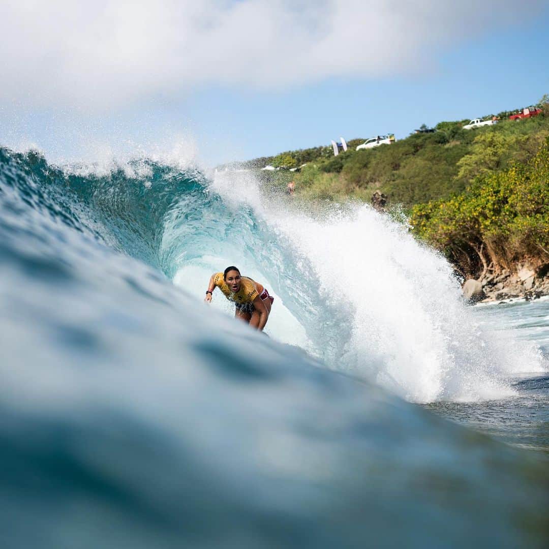 カリッサ・ムーアのインスタグラム：「Opening day at Honolua Bay ⭐️ So happy to be back competing again and at one of my favorite waves. Some great surfing by the women today. Inspired and excited for tomorrow @wsl #roxymauipro pic/ @1more808」