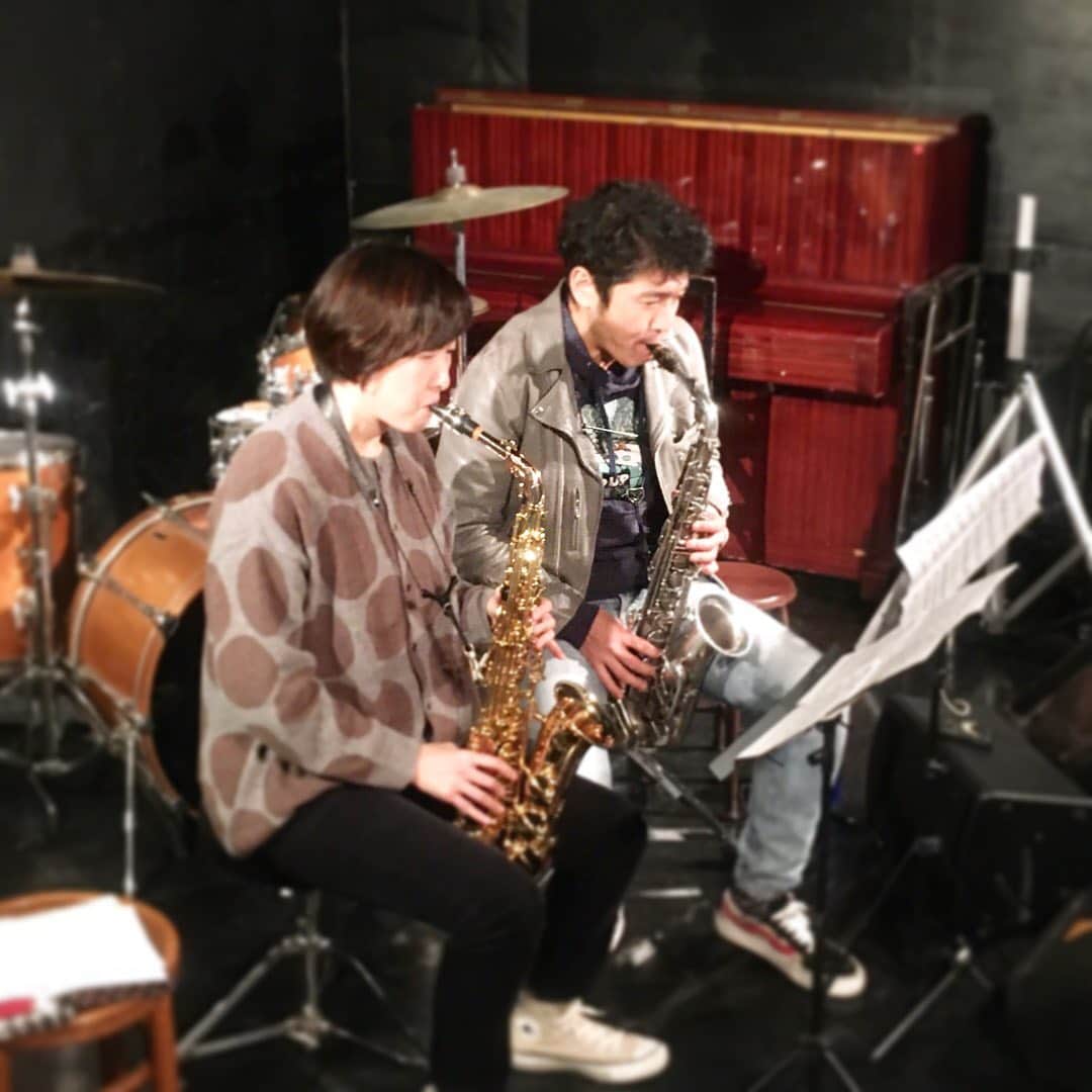 のインスタグラム：「MONKY SAX教室やってます♬  個人レッスンは渋谷BYGを拠点に川崎溝の口でも開校しました！ 今月の無料体験レッスンは16日です。  グループレッスンは横浜は高田の和田食堂で毎月開催中。  興味ある方は僕のwebsiteのレッスンページを見てください。 インスタの方はプロフィールにリンク貼ってるのでcheckお願いしまーす！  12月20日には和田食堂でグループレッスンの生徒たちとサックスアンサンブルでぶいぶいやっちゃいます！  白石才三&金子巧&MONKYでのライブ もやります！ 和田食堂でのんびりと音楽に浸る日曜日。 ぜひお越しください〜♬  #monkysaxlesson #monkysax #wadashokudou」