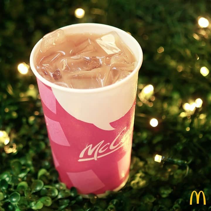 McDonald's Philippinesのインスタグラム：「December na! Paskong-pasko ka na ba? Have a Merry McCafé Holiday with a cool and relaxing McCafé Iced Coffee Original. Also available in Vanilla and Chocolate! Get it via McDonald’s Dine-In, Drive-Thru, Take Out, Dessert Centers, or Pick-Up. Pwede ka rin umorder sa McDelivery.」