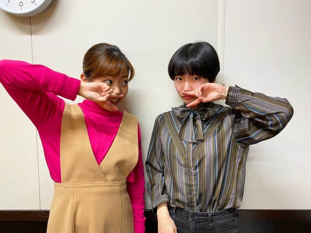 田村友里さんのインスタグラム写真 - (田村友里Instagram)「メイちゃんと流行りのポーズ👏 龍ポーズ、ありんこ、指臭ピース、というらしい🤔 昨日もヨルノバありがとうございました！！！ ミュージックメイブラリーで私が選んだ「チキンライス」無限にリピートしている...ええ曲や......😂 #ヨルノバ」12月8日 14時59分 - yuri_tamura0894