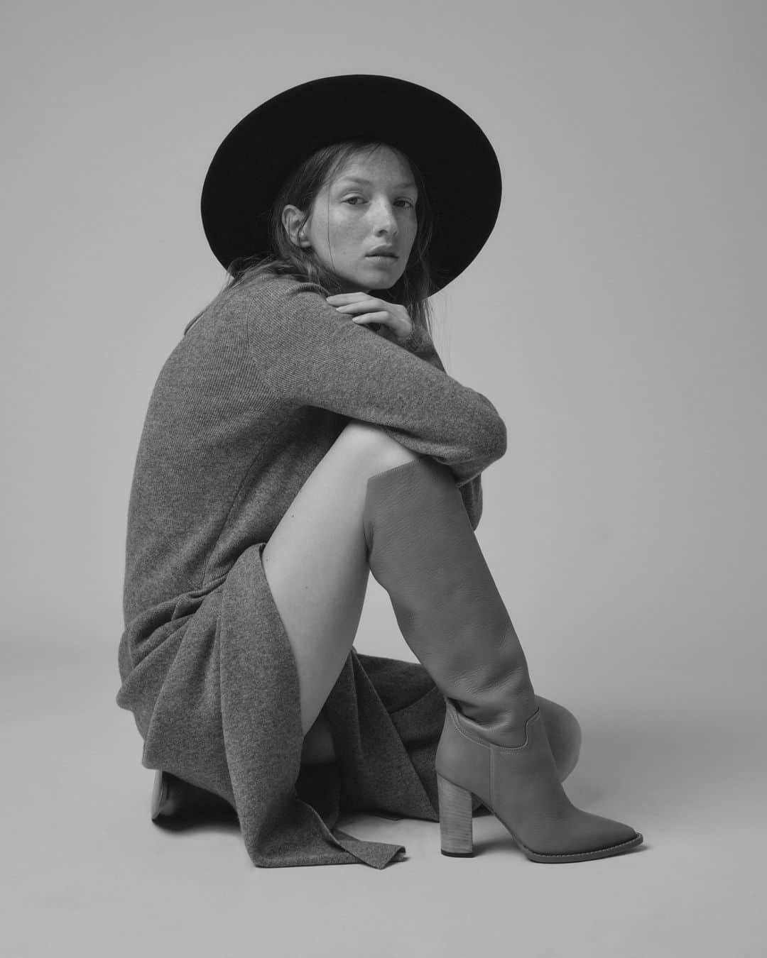 のインスタグラム：「FASHION POINT OF VIEW FOR KNITWEAR⁣ Discover our Grey Garden capsule⁣ ⁣ photo - @thomasgoldblum⁣ model - @martinaprekopova⁣ ⁣ #knitwear #totallook #barbarabui #fw20 #greyknit」