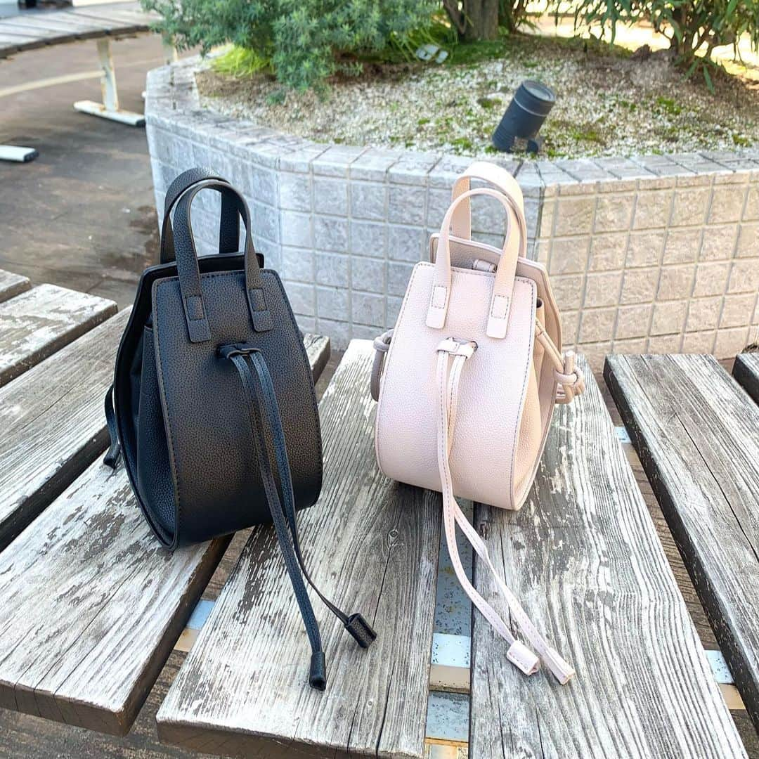 OZOCルミネエスト新宿店のインスタグラム：「﻿ ✔new bag﻿ ﻿ 1枚皮風のしぼ合皮を使用したショルダーbag✨👏🏻﻿ ﻿ 紐を絞るとコロンと小さく丸い形になり、﻿ 紐を緩くすると半円型に！💓﻿ 色んなシーンに合わせて お使い頂けますよ♪﻿ ﻿ カラー3色展開です。﻿ ﻿ 🔎1枚皮風2WAYサークルバッグ(09044)﻿ ¥3,990(+tax)﻿ ﻿ ﻿ #OZOC_lumineest」