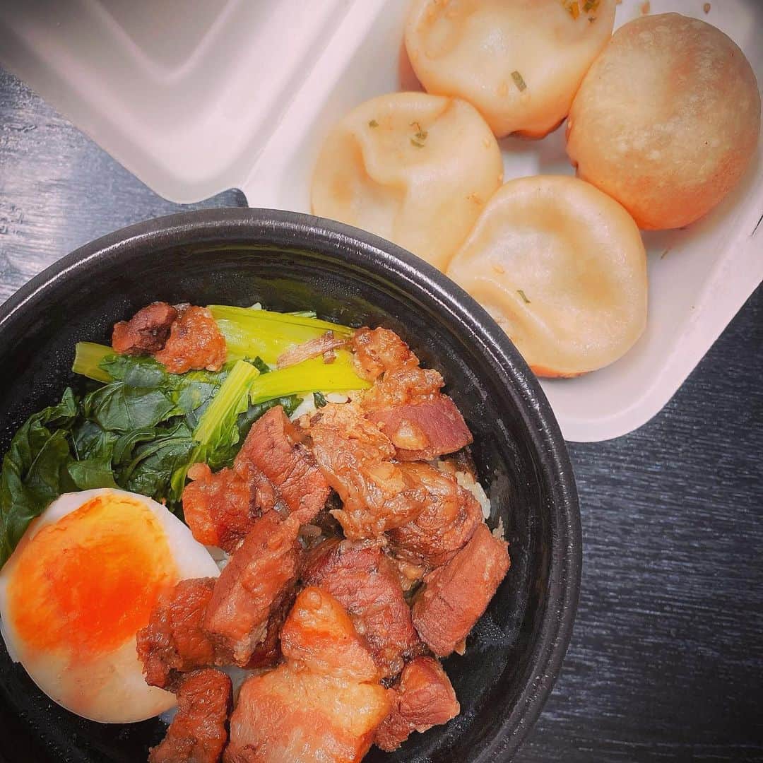Erenaのインスタグラム：「🇹🇼台湾の魯肉飯(ﾙｰﾛｰﾊﾝ)&焼き小籠包🇹🇼 Today's lunch is for delivery. Taiwan's soup dumpling was delicious. . 今日のランチはデリバリー🥡🥢 旅気分のランチタイムだった🌿🤤 . #soupdumpling#xiaolongbao#ジャオロンバオ#台湾#魯肉飯#ルーローハン#焼き小籠#lunch#ランチ#デリバリー#旅#旅気分」