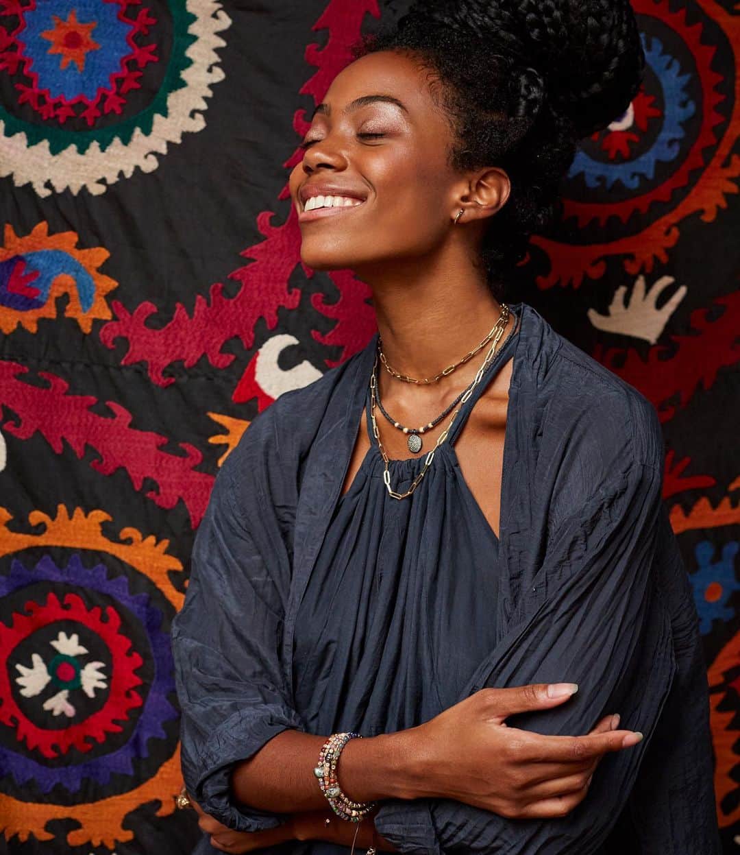 のインスタグラム：「I can feel your soul in that smile @ellabella_elodi . When artists come together to make beautiful images ....Mahalos to my amazing team 💋. #jewelryasmedecinecm #smile #ohana #grace #fashion #fashionphotography #vision #modeling #madeinhawaii」
