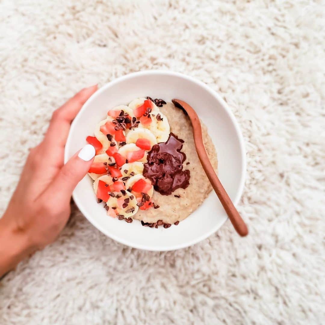 マヤ アリーナのインスタグラム：「𝐃𝐚𝐲 𝟔 𝐨𝐟 𝟏𝟐 𝐝𝐚𝐲𝐬 𝐨𝐟 𝐌𝐢𝐧𝐝𝐟𝐮𝐥𝐧𝐞𝐬𝐬:  Take a moment to mindfully eat your meal today. When is the last time you sat and just enjoyed a meal without any distractions? No TV, no eating on the go or scarfing down food. Use your senses to see your food, smell your food, savor each bite. Take small bites and chew thoroughly, noticing the texture and depth of flavor. Pay attention to when your body naturally tells you it’s full. Mindful eating can help you de-stress, increase enjoyment and is also easier on your digestion. Bonus if your meal is filled with lots of colors 😉  今日のマインドフルアクティビティはゆっくり食べる事。テレビや携帯を見ながら食事を食べる人が多い。仕事のランチタイムなどで早食いする人も多い。今日は、気を散らす事なく食事を食べましょう。どんな色がお皿にのっている？どんな匂いがする？食感は？ゆっくり、一口一口楽しみながら食べてみてね。こういう風にマインドフルに食べると、体の消化にも良いし、ストレス解消にもなる。  みんなの一番好きな食べ物は何かな？コメントで教えてね⬇️  𝙒𝙝𝙖𝙩 𝙞𝙨 𝙢𝙞𝙣𝙙𝙛𝙪𝙡𝙣𝙚𝙨𝙨? マインドフルネスとは？  “Mindfulness is the basic human ability to be fully present, aware of where we are and what we’re doing, and not overly reactive or overwhelmed by what’s going on around us.” - Mindful.org  マインドフルネスとは、「『今、この瞬間』を大切にする生き方」のこと。マインドフルネスのことをもっと知りたかったらこの記事読んでね　→　https://snabi.jp/article/118」