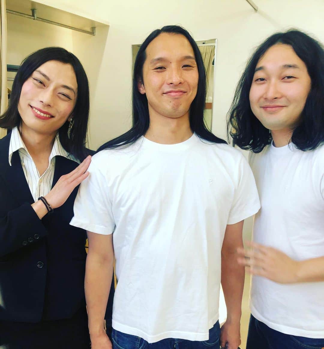 のインスタグラム：「ロン毛達とイケメンとの思い出 in広島  #トム・ブラウン #かが屋 #アイデンティティ #流れ星 #ダニエルズ」