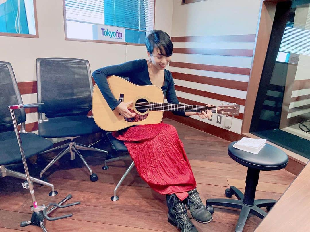 LOVEさんのインスタグラム写真 - (LOVEInstagram)「本日ジョンレノン 命日。  名曲すぎて手を出せなかった出さなかったIMAGINE。 今日わたしも初めてカバーをしました。  ジョンと、忌野清志郎さんをミックスして。  同じ曲でも、聴くと歌う、は全然違う。天国に手紙読んでる気分がしました。  タイムフリーでぜひ！ そのあとのMarvin Gayeと、 GotchさんのThe Age feat. BASI, Dhira Bongs & Keishi Tanaka  をかけたディレクターさんも同じ想いで選曲したはず。流れでどうぞ。  ALL-TIME BEST～LUNCH TIME POWER MUSIC～  TOKYO FM  タイムフリーで！  #radiko #20201208 #JohnLennon #ジョンレノン #tokyofm  #ATB」12月8日 15時21分 - loveyanen_official