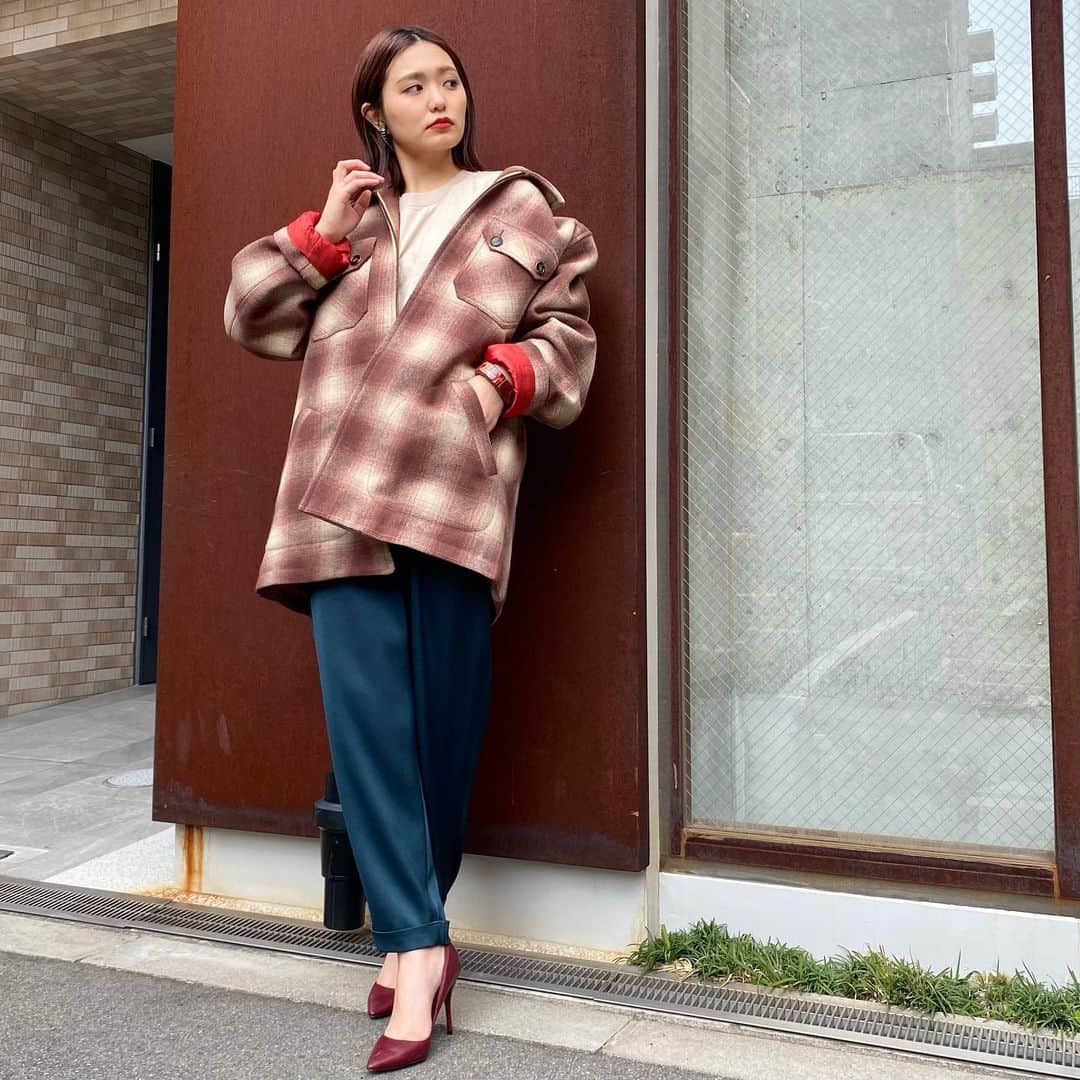 NUTTY Vintage&Collectibleのインスタグラム：「📻 NEW ARRIVAL 📻  ☑︎vtg cocoa check over jacket ㅤㅤㅤㅤㅤㅤㅤㅤㅤㅤㅤㅤㅤ ㅤㅤㅤㅤㅤㅤㅤㅤㅤㅤㅤㅤㅤ ジェンダーレスが当たり前な今こそ 自由にお洒落を愉しみたい ㅤㅤㅤㅤㅤㅤㅤㅤㅤㅤㅤㅤㅤ メンズのアウターをざっくり羽織る。 ㅤㅤㅤㅤㅤㅤㅤㅤㅤㅤㅤㅤㅤ 大きいからあえて袖口を捲ってアレンジ アクセサリーで新鮮さも忘れないで。 ㅤㅤㅤㅤㅤㅤㅤㅤㅤㅤㅤㅤㅤ わたしらしく、あなたらしく メンズアイテムを上手に取り入れて お洒落の幅を広げてみて  年末年始は新着アイテムを続々と入荷いたします どうぞお楽しみに…＊  💌DMよりお問い合わせ/通販承っております💌  ------------------------------------ 🛍NUTTY通販について🛍 ------------------------------------- ＜ONLINE STORE＞ VINTAGE▶︎http://nutty.theshop.jp/ USED SELECT▶︎https://nuttyselect.official.ec/ （プロフィールページURLよりjump🕊） ㅤㅤㅤㅤㅤㅤㅤㅤㅤㅤㅤㅤㅤ ＜VIDEO CHAT SHOPPING＞ テレビ電話をお繋ぎして、リアルタイムでご案内いたします。詳細は過去の投稿をご覧ください。」