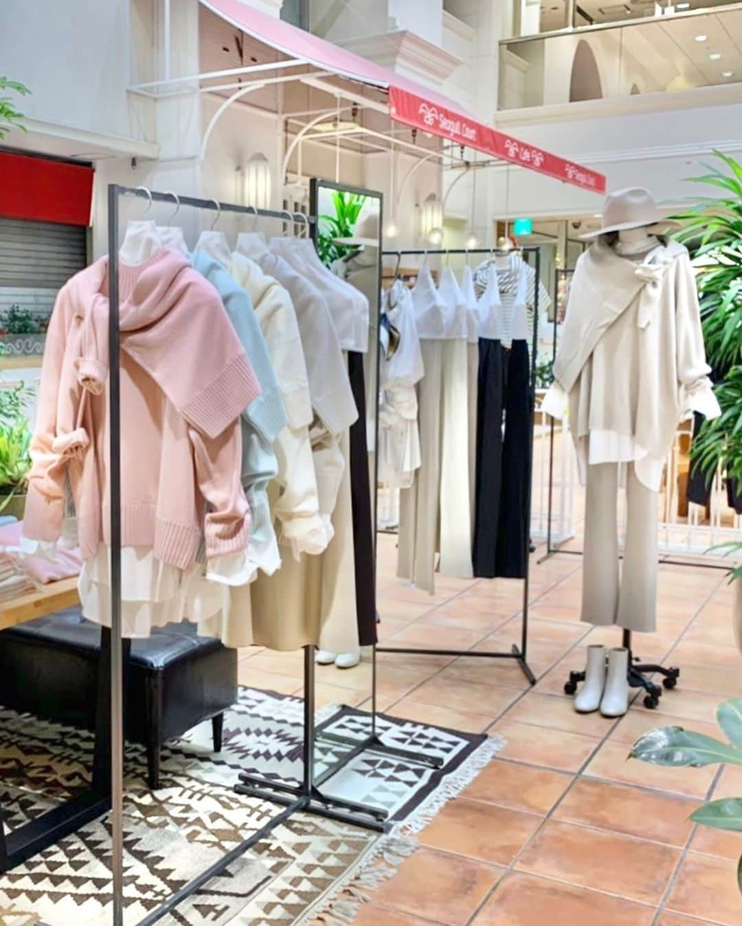 23区さんのインスタグラム写真 - (23区Instagram)「. 【POP UP STORE】  本日より、横浜そごう店で『23区 MY STANDARD』のPOP UP STOREを開催！  POP UP STOREを記念し、12/10(木)横浜そごう店にてインスタライブを開催予定です。 是非そちらも併せてご覧ください🕊  ■開催期間 12/8(火)〜12/14(月)  ■開催場所 横浜そごう店 3階シーガルコートセミナースペース  ■営業時間 午前10時～午後8時  〈POP UP STOREご来店の際、お客様へのお願い〉 1）マスク着用でのご来店をお願いいたします。 2）ソーシャルディスタンス（身体的距離）の確保にご協力ください。 3）体調が優れない場合や発熱がある場合などは、ご来店をお控えください。 お客様には大変ご不便をおかけいたしますが、何とぞご理解賜りますようお願い申しあげます。  .  #23区 #23區  #23ku_mystandard #staystylish  #onward_staystylish #ステイスタイリッシュ #popupstore #yokohama #yokohamasogo」12月8日 15時34分 - 23ku_official