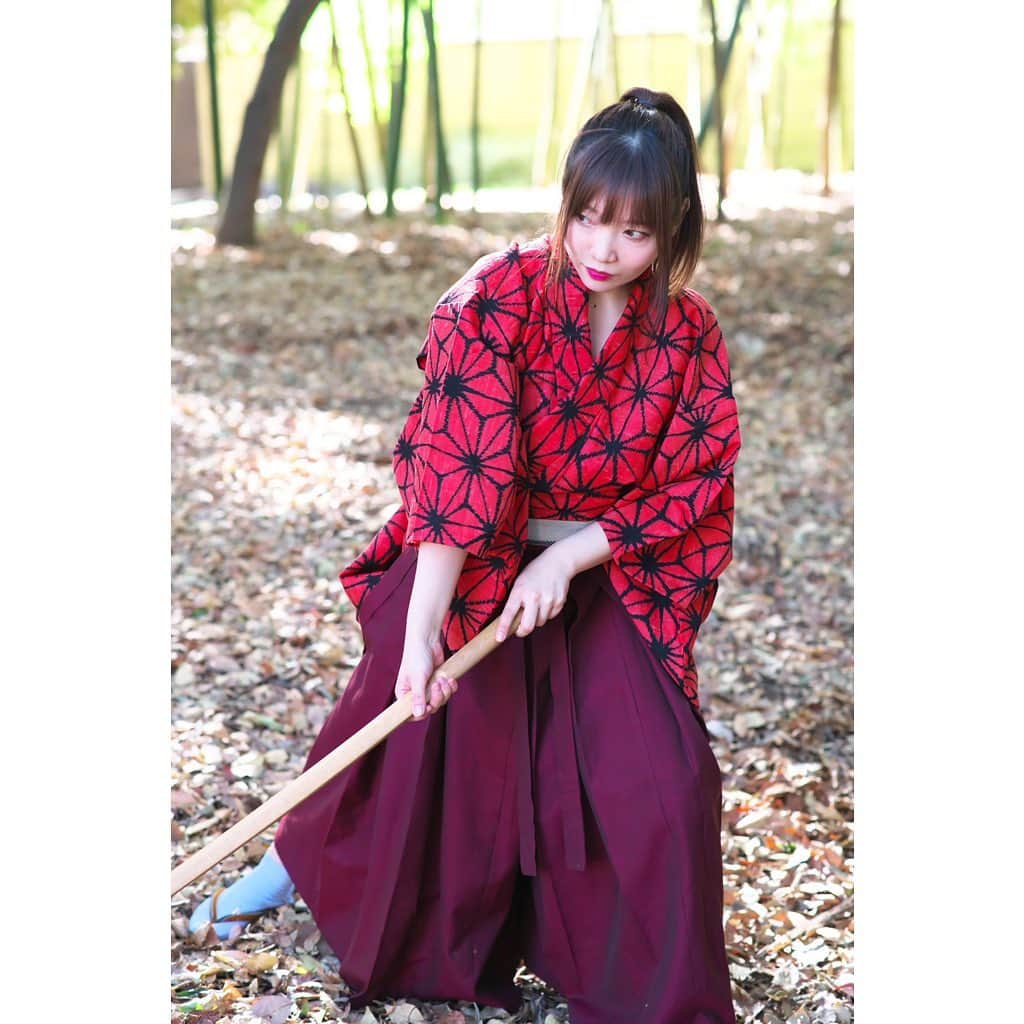 碧波彩のインスタグラム：「サボってるわけじゃないんだけどなぁ。生きてく為にはやらなきゃいけない事もあって、私だけ置いてかれてるなぁって思い知らされる、あぁ。稽古行きたくないなぁ。 行くけど...  #photography #Instagram #japanesegirl #photo #model #portrait #portrait_jpn #photogenic_jp #japaneseculture #swordfight #actor #actress  #ポートレート　　#写真  #被写体　#撮影　 ＃武将　#japanesesamurai #殺陣ガール　#鎧　#甲冑　#殺陣　#刀　#侍　#竹林」