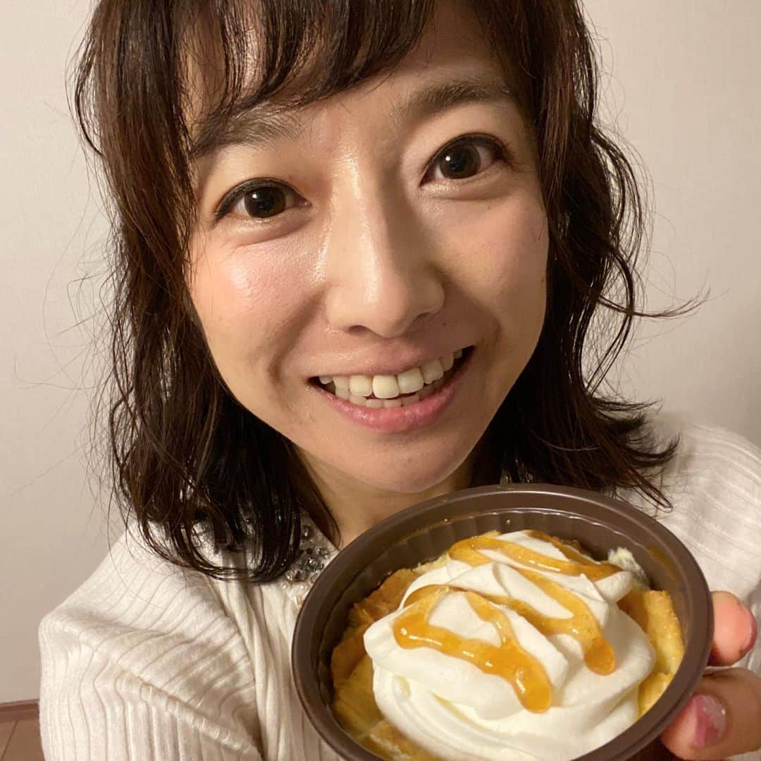 佐藤彩さんのインスタグラム写真 - (佐藤彩Instagram)「「この恋あたためますか」﻿ 大好きなドラマで、毎週火曜日の夜はきゅんきゅんしています🥺﻿ ﻿ その「恋あた」とセブンイレブンがコラボしたスイーツ「恋する火曜日の極上パンプディング」🍮 後輩たちが食べる姿をインスタで見ていたらもう…可愛すぎる🥺﻿ ﻿ こうして、私はやっぱり食べたくなって…﻿ 先日購入しました🍮﻿ ﻿ フタを開けた瞬間香るメープル…﻿ 口に入れると、プリン液のじゅわっと染み込んだ感じ…﻿ そこにカスタードが折り重なっているのが、また効いてるんだよなぁ🥺﻿ 幸せな時間でした😋✨﻿ ﻿ ﻿ ちなみに、恋あたに出演している中村倫也さん✨﻿ もう6年も前ですが、主演舞台を観に行ったことがあって💡﻿ そのときに聞いた生の素敵な声✨ 体に響いてくる感じが忘れられません🥺﻿ ﻿ 今日もきっと、きゅんとしてしまうんだろうなぁ🥺﻿  #火曜ドラマ #この恋あたためますか #恋あた  #HBCテレビ #きゅんきゅん #ドキドキ #きゅんきゅんとか言うと微妙な顔されがち﻿ #わかってるけど仕方ない #恋する火曜日の極上パンプディング #パンプディング  #セブンイレブン #コラボスイーツ #スイーツ #ドラマ好き #HBC #北海道放送 #アナウンサー #佐藤彩」12月8日 15時38分 - hbc_ayasato