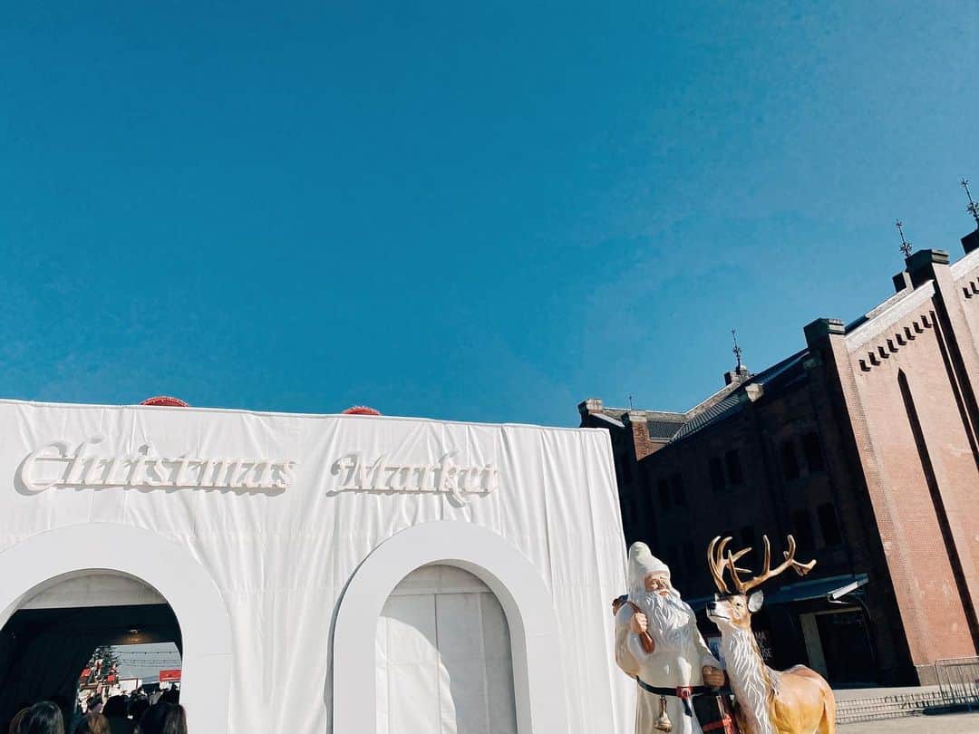 井村亜里香のインスタグラム：「christmas market2020🎄 久々の赤レンガ♡ 今年はコロナのためクリスマスマーケットに 入場するのに事前予約制でした🎅🏼 (平日は無料で土日と12月23日〜25日は入場料300円。) 当日は入場制限に達した場合入場出来ない場合もあり。 ・ 夜の雰囲気もすごく好きなので また見に行きたいな〜🌛 ・ #christmas#akarengasoko #santaclaus#minatomirai  #christmastree#xmas#yokohama #赤レンガ倉庫#赤レンガ倉庫クリスマスマーケット #クリスマス#クリスマスマーケット#馬車道 #赤レンガ倉庫イベント#みなとみらい線フォト散歩  #サンタクロース#みなとみらい線フォト散歩」