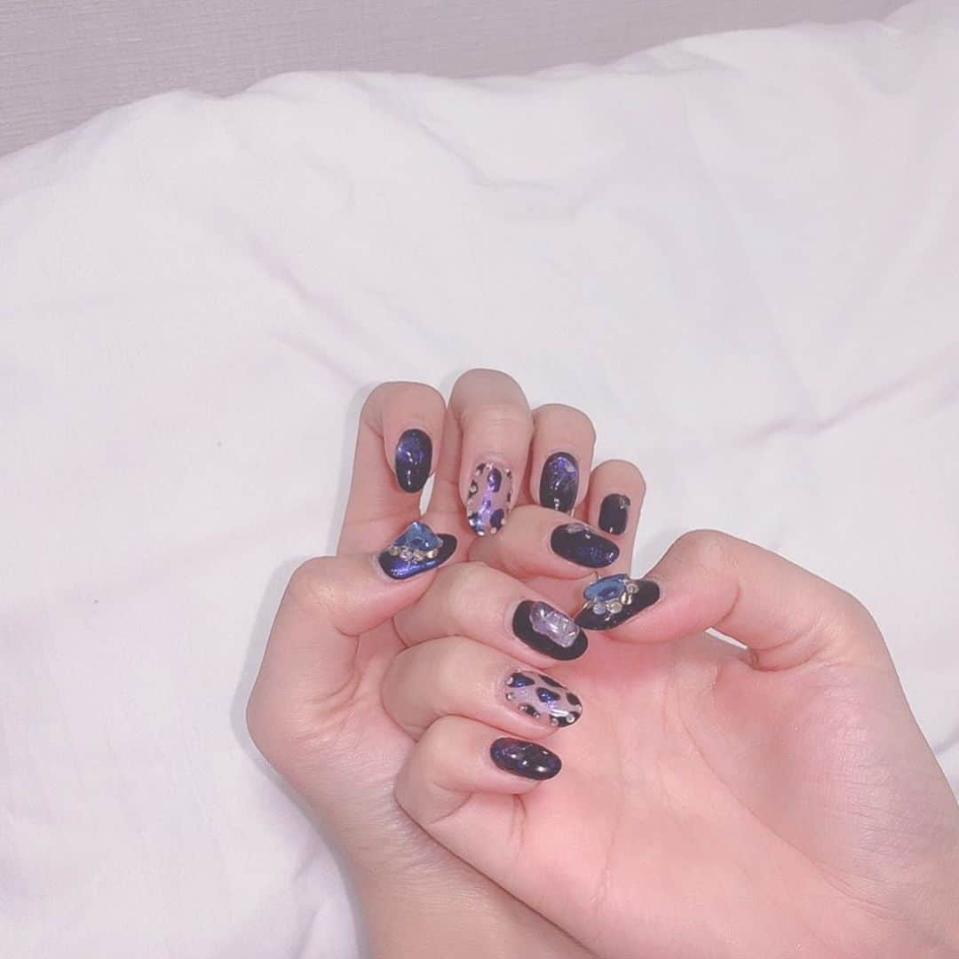 ねおさんのインスタグラム写真 - (ねおInstagram)「最近のnail 💅🏻   黒ベースに青いラメを…！ 親指の大きい💙もポイントです！」12月8日 15時50分 - neo_0606