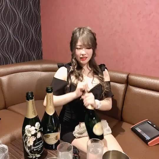 愛咲えれなのインスタグラム：「.. . 幸せそうなえれな😚💕 . 大阪府大阪市中央区東心斎橋2-3-17 パピヨンビルB1F . Club IRIS 愛咲 えれな  . #愛咲えれな #きゃばきゃば #美女と野獣　#キャバ嬢 #iris #キャバクラ #クラブ #ミナミ #北新地 #宗右衛門町 #ポケパラ #指名 #えれな #シャネル #バースデーイベント #シャンパン #アルマンド #踊れるキャバ嬢 #踊れるキャバ嬢といえばえれな #イリス #ホステス #いいね返し #キャバ #ソウメイジャパン #ベルロゼ　#クラブイリス #黒髪ロング #フォロー増やしたい」
