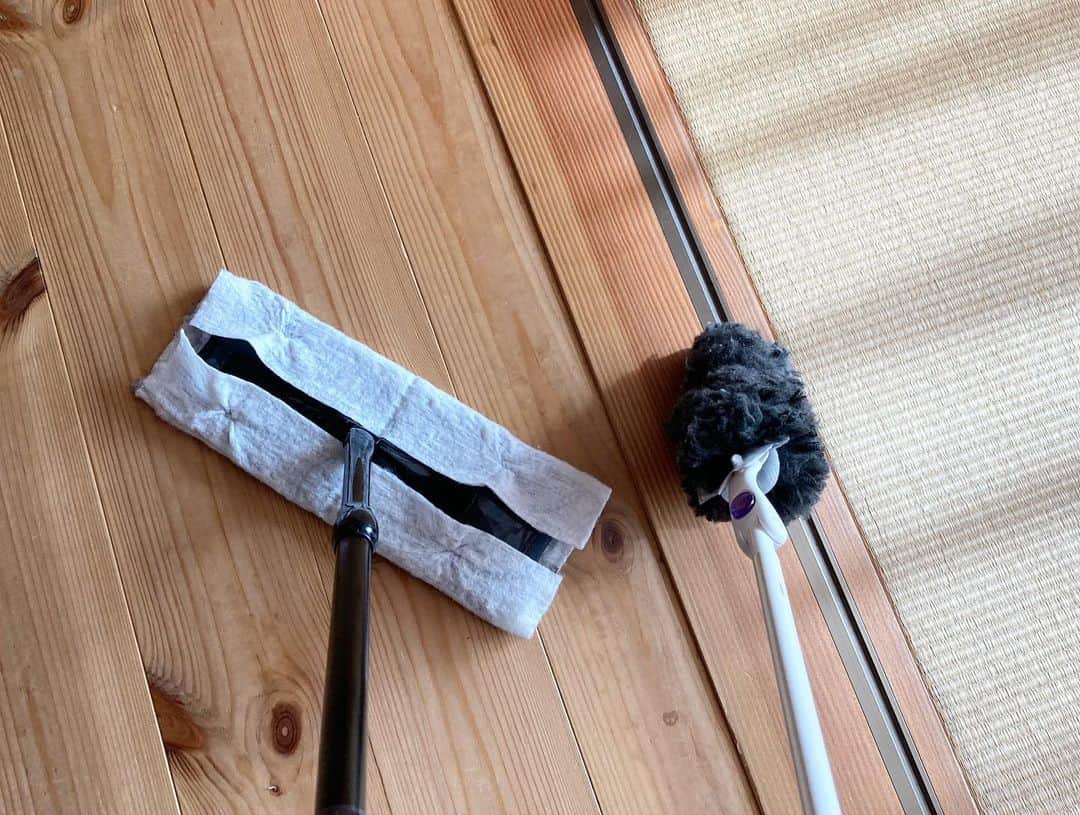 aco.さんのインスタグラム写真 - (aco.Instagram)「2020.12.7  旦那さんが #リビング の梁とシーリングファンの すす払いをしてくれた土曜日  私はシーツを洗って布団を干したり いつもよりちょっと念入りな 床掃除をしました  写真に取り入れた布団が写っています😂  #床掃除 （#クイックルワイパー ）をしながら 反対の手に#クイックルワイパーハンディ伸び縮みタイプ を持って 引き戸のレールや巾木、コンセントの埃取り  一通り掃除したら ウッドデッキに置いた物置も 拭いたりしてシートを捨てますが （今は娘対策で 　ウッドデッキにゴミ箱を置いてます） クイックルワイパーハンディでも ウッドデッキの屋根下の汚れを 拭き取ってスッキリしました  気になっていた水栓も #過炭酸ナトリウム でつけ置き  なかなか頑固なカルキ汚れが取れず クエン酸の方が良かったかな〜 . . . この日、旦那さんが 梁の掃除をしてくれると思わなかったので 結局、2度床掃除をしました😂 . . . 気持ち良いくらい埃が取れる クイックルワイパーシリーズは もう私の毎日の掃除に欠かせません🧹  ↑ @aco.chaaaaan の 楽天roomに載せてます . . . . . #aco暮らしを整える .」12月8日 15時42分 - aco.chaaaaan