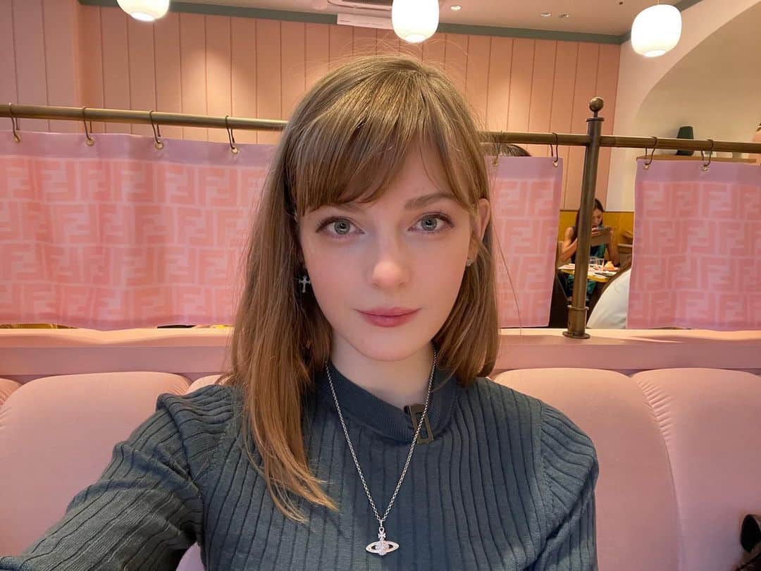 Ella Freyaのインスタグラム：「I like pink places 😍」