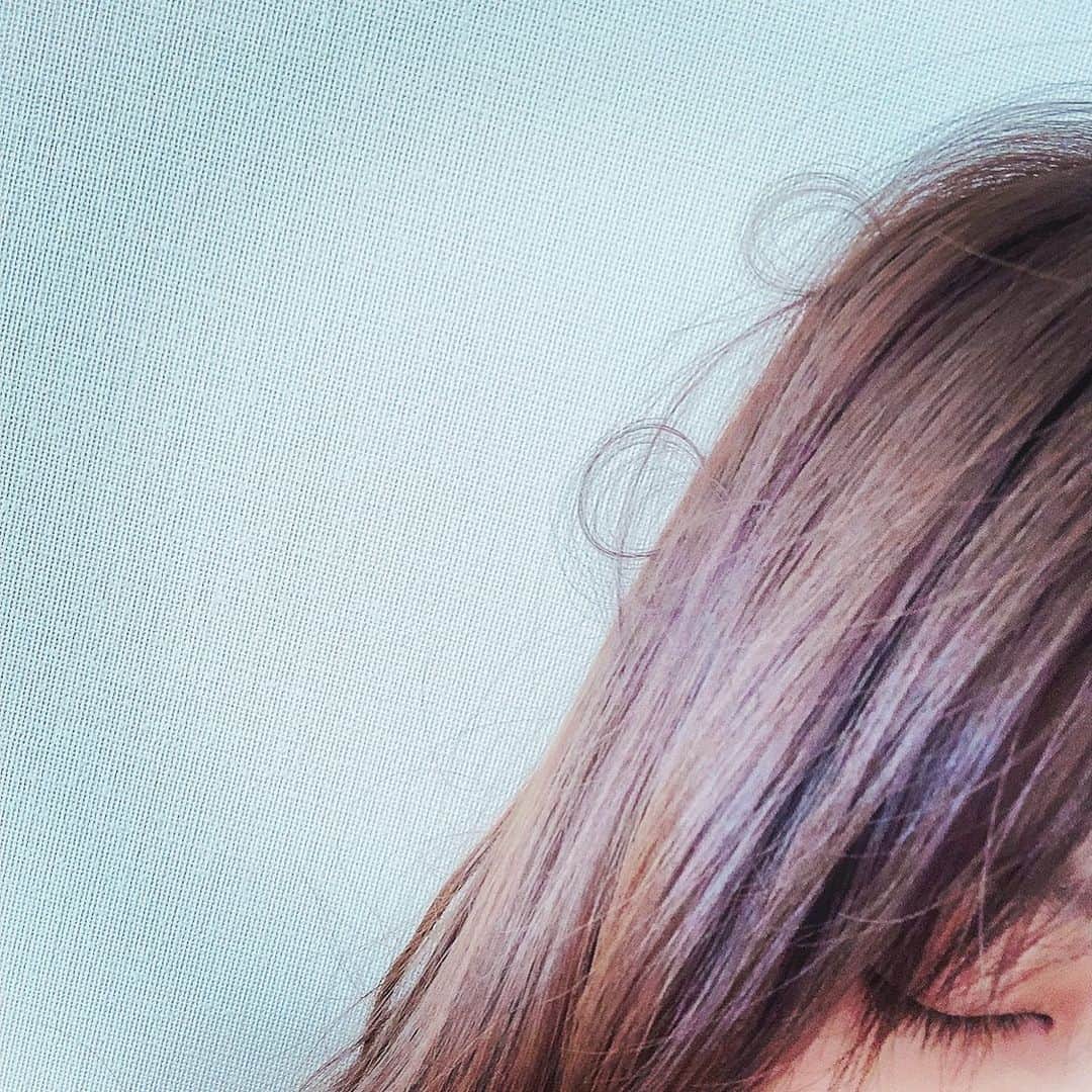三森すずこのインスタグラム：「寝グセ、輪っかが２つ、どうしてこうなるの？笑 🤷🏻‍♀️💦☀️」