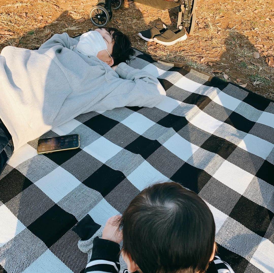 桜 稲垣早希のインスタグラム：「コロナで街には出かけられないので近くの大きめの芝生公園でピクニックしました😊ちらほらとピクニック家族を見かけました｡みんな考える事は同じですね。 #コロナ禍の遊び」