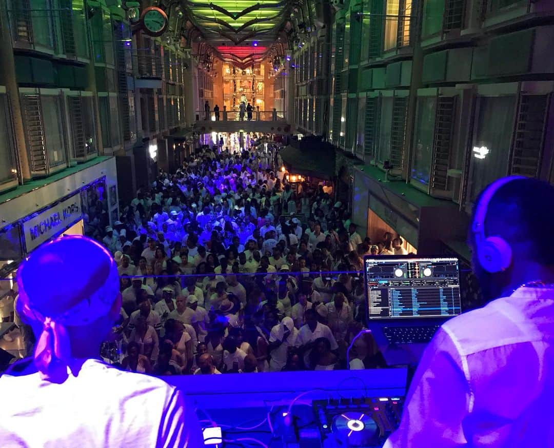 MIGHTY CROWNのインスタグラム：「We Nuh lie miss da @welcometojamrockreggaecruise settings #soundsystemculture #mightycrown #90s #party  @mastasimon @ninjacrown @cojiecrown @samicrown_lens @irishandchin #management  久々に行きたいですねー 豪華客船　レゲエの ディズニーシー 約世界42ヵ国、　 カリブのレゲエ祭！ #reggae #dancehall  #hiphop #randb #soul」