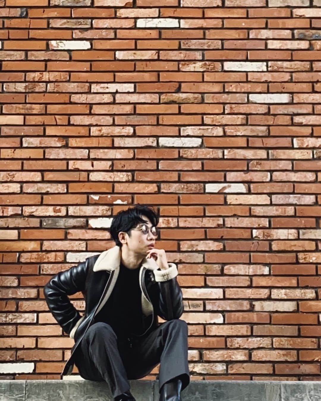 Ryosuke Sugayaのインスタグラム：「すげーかっこつけてる笑  ムートンとブーツは  冬の定番  #ファッション #ファッションスナップ」