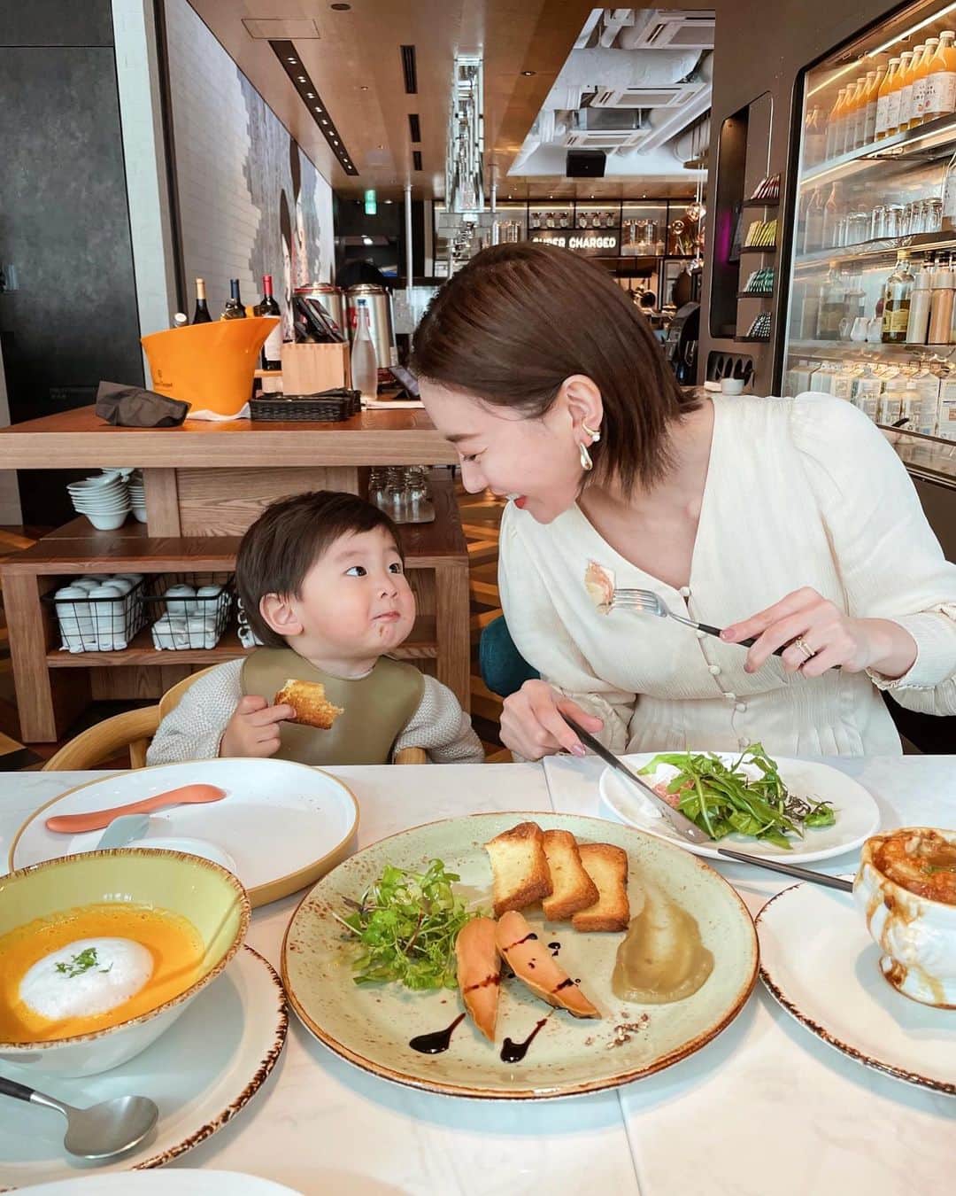 ソンイのインスタグラム：「双子姉 @sonkyou1013 と一緒に子連れランチ☕️🍴🥞  @alofttokyoginza のレストランがオシャレな空間でご飯も全部美味しくて🤤☕️ 子供用にもメニューをアレンジしてくださったり、ソファ席もキッズチェアもあるから子連れでも居心地がとっても良くて従姉弟同士で仲良くご飯食べてたのが萌えたぁ👧🏻🍨👦🏻🍹 ルーフトップでも遊べてまだ帰りたくない！とぐずるほど気に入ってて、帰りは満足しすぎて爆睡🧸 また絶対行きたい🍮 #子連れランチ #AloftGinza #アロフト銀座 #AloftHotels」