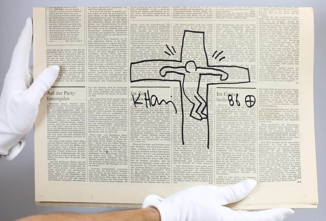 サザビーズさんのインスタグラム写真 - (サザビーズInstagram)「🗞Extra, extra! Read all about it! 📰 Keith Haring’s ‘Chernobyl’ and ‘Crucifixion’ were both created on 10 May 1986. Sitting in Bräunerhof, a café in #Vienna, during an artistic trip with Jenny Holzer, Haring sketched both works on the cover of the then current issue of the German newspaper, @faz.  Illustrating two subjects - the cross and nuclear accidents - the artist would often return, ‘Chernobyl’ and ‘Crucifixion’ form part of #SothebysContemporary Art auction, open for bidding until tomorrow!  #KeithHaring #faz」12月8日 16時20分 - sothebys