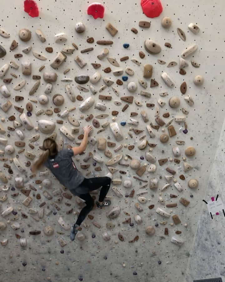 ジェシカ・ピルツのインスタグラム：「Had another good session on the 40 degree board today! Love this wall 🙌 #training #board #bouldering」