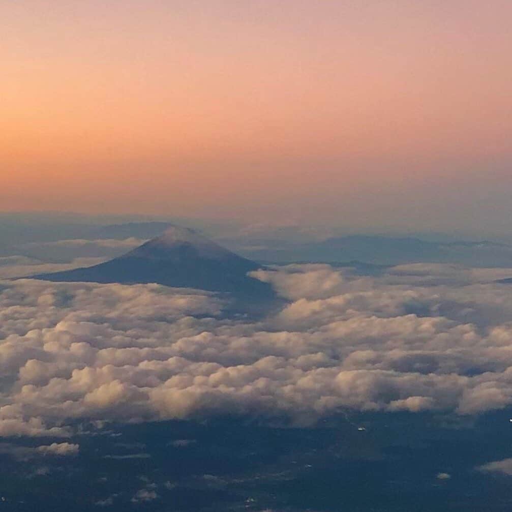 村主章枝さんのインスタグラム写真 - (村主章枝Instagram)「Mt.Fuji from sky 空から見た富士山🗻 #mtfuji  #富士山」12月9日 3時16分 - fumie.suguri