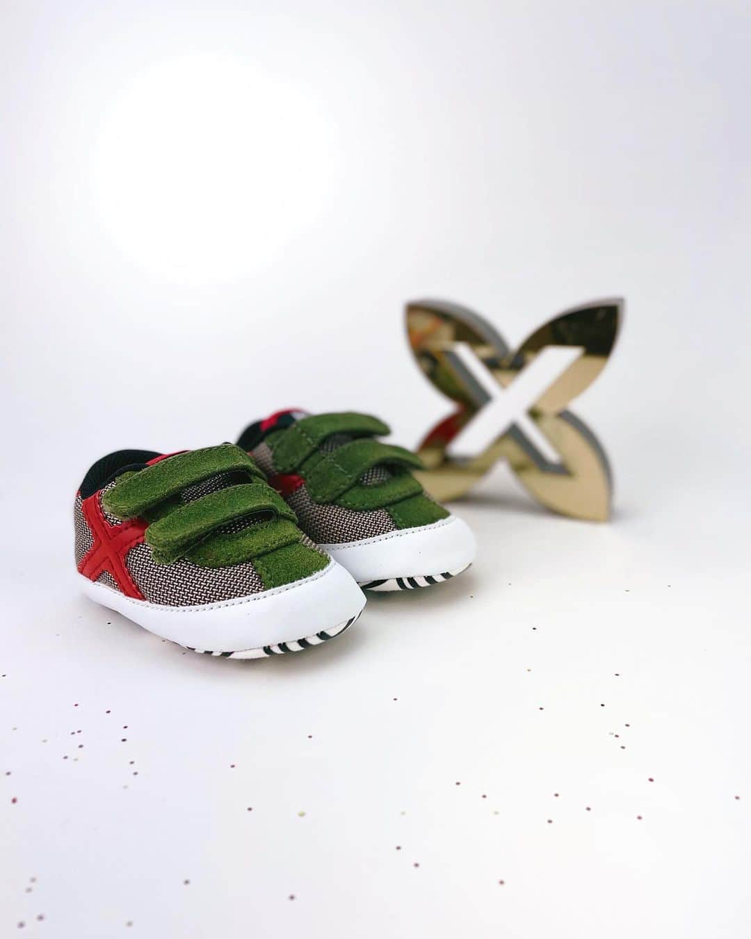 ミュニックのインスタグラム：「Baby MUNICH para la nueva generación recién llegada concebida en plena cuarentena 👶🏼👟✨ #munichsports #Pandemials #munichBaby #babyshoes」