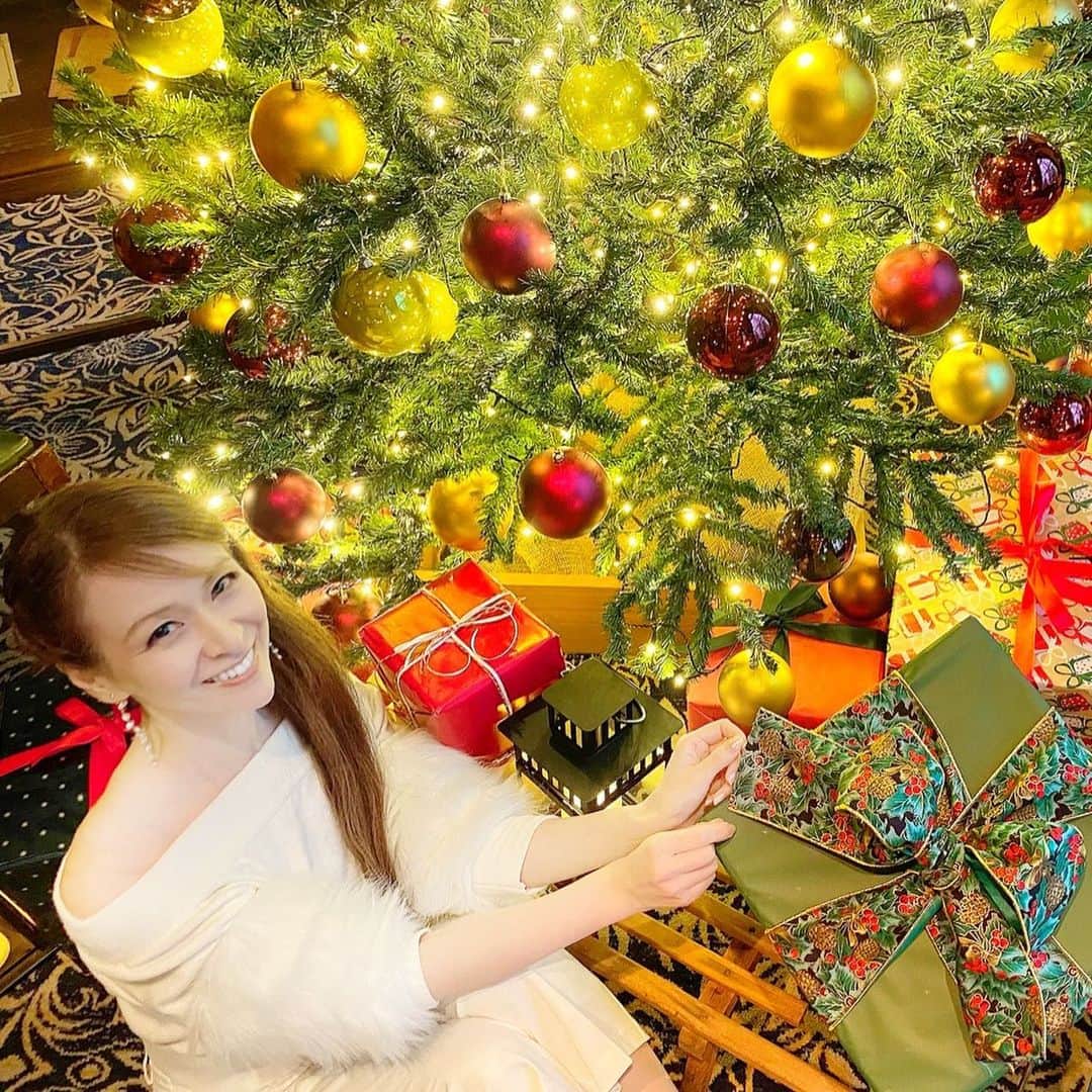 里井真由美さんのインスタグラム写真 - (里井真由美Instagram)「#christmas  ホテルニューグランドさんのクリスマスイルミネーション 満喫中でございます〜 @hotelnewgrand   「ラ・テラス」でのストロベリーアフタヌーンティーも、 1階 「カフェ」で頂くいちごパフェもおいしいです♡  庭園のイルミネーションも素敵だし、 入口のクリスマスツリーは 本物のモミの木❗️香りも良きです♡  2階ロビーのクリスマスツリーもアットホームな感じで とっても可愛い♡  ずっといても飽きない〜 笑 おいしく楽しいクリスマスになりますよ✨🎄🎄✨🎄🎄🎄  #ホテルニューグランド #横浜#クリスマス#クリスマスツリー #ホテルアフタヌーンティー#afternoontea #里井真由美#フードジャーナリスト里井真由美」12月9日 1時49分 - mayumi.satoi