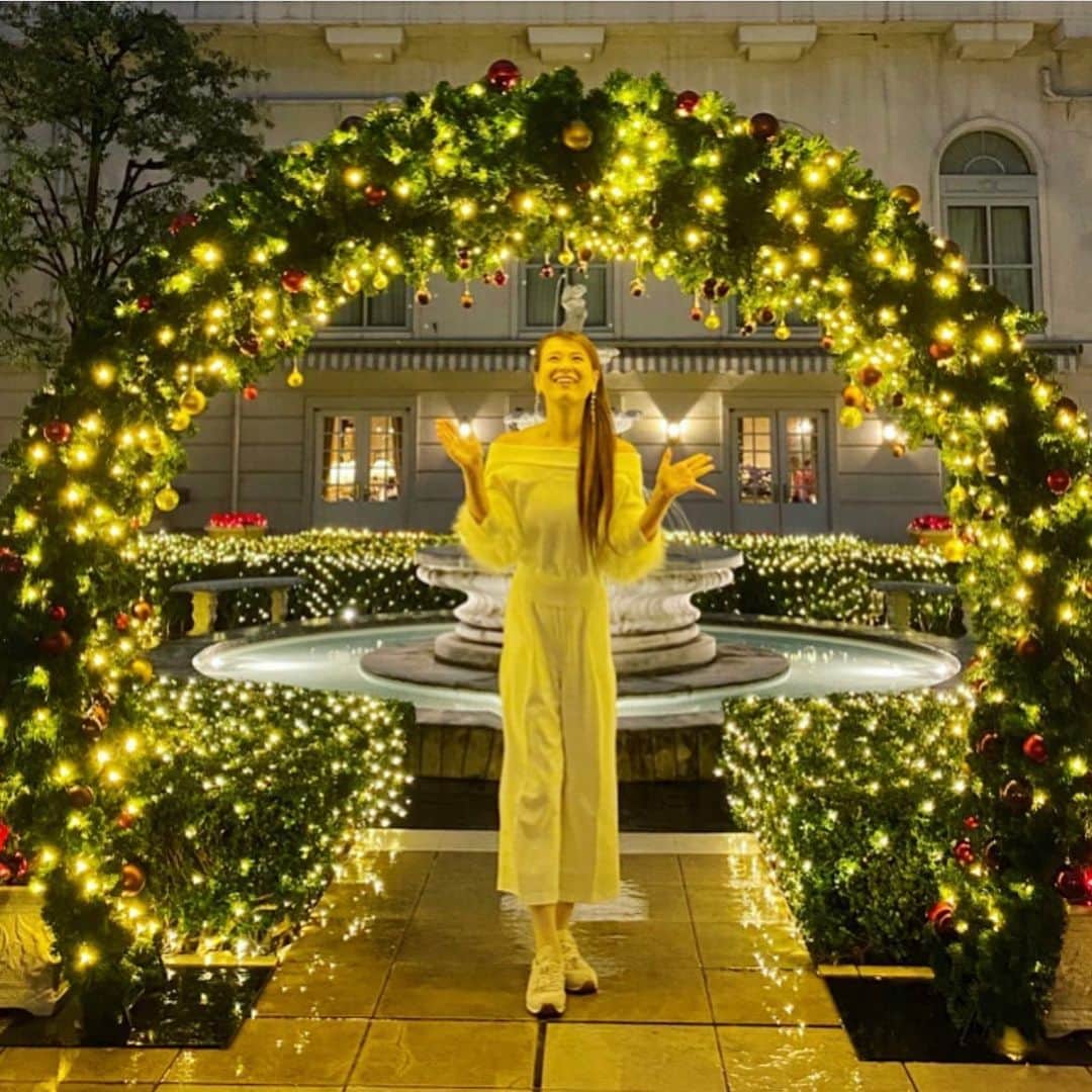 のインスタグラム：「#christmas  ホテルニューグランドさんのクリスマスイルミネーション 満喫中でございます〜 @hotelnewgrand   「ラ・テラス」でのストロベリーアフタヌーンティーも、 1階 「カフェ」で頂くいちごパフェもおいしいです♡  庭園のイルミネーションも素敵だし、 入口のクリスマスツリーは 本物のモミの木❗️香りも良きです♡  2階ロビーのクリスマスツリーもアットホームな感じで とっても可愛い♡  ずっといても飽きない〜 笑 おいしく楽しいクリスマスになりますよ✨🎄🎄✨🎄🎄🎄  #ホテルニューグランド #横浜#クリスマス#クリスマスツリー #ホテルアフタヌーンティー#afternoontea #里井真由美#フードジャーナリスト里井真由美」