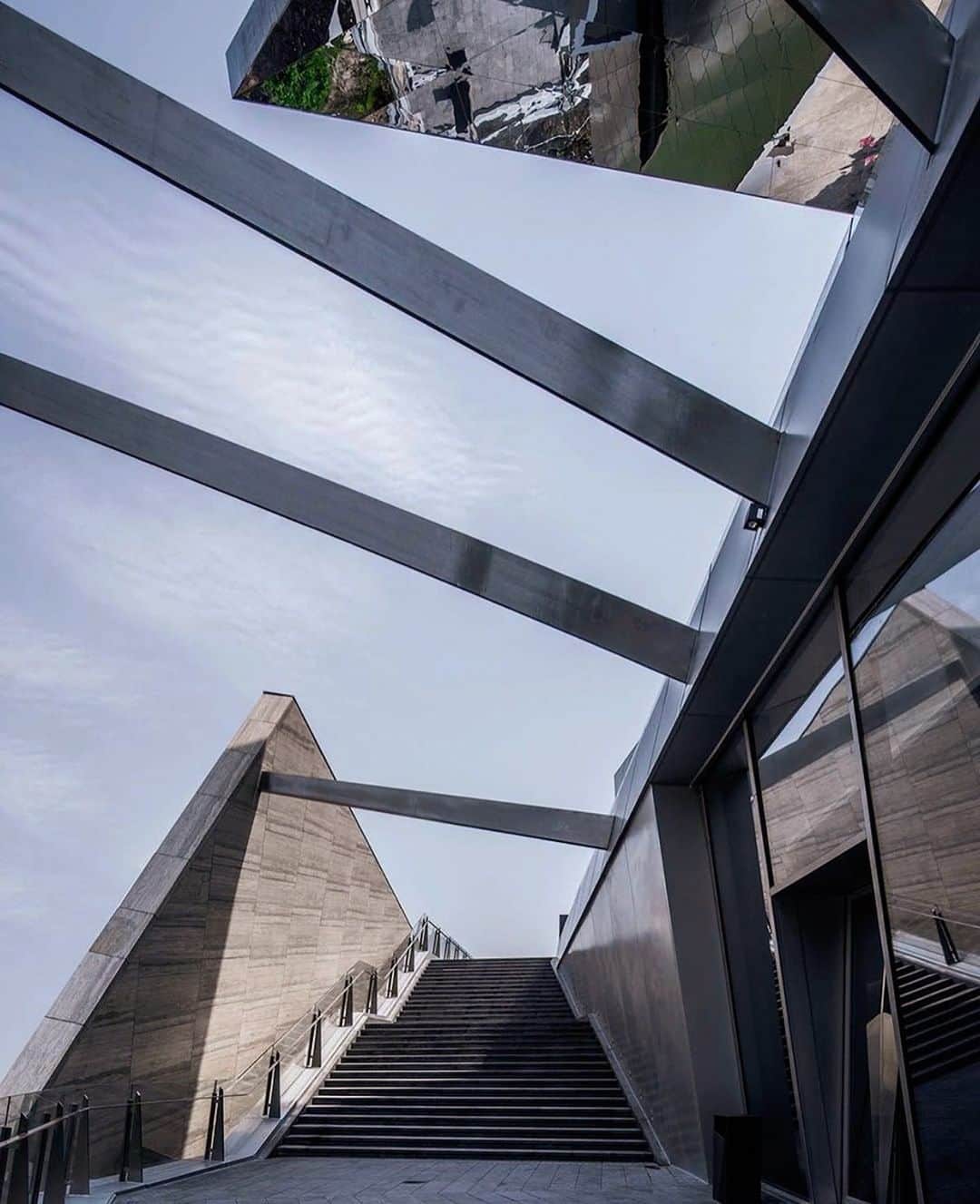 Architecture - Housesさんのインスタグラム写真 - (Architecture - HousesInstagram)「⁣ 𝐎𝐧𝐞 𝐒𝐢𝐧𝐨 𝐏𝐚𝐫𝐤⁣ A multi-use building by AOE Architects. This amazing project is in Chongqing, #China and integrates the 𝐠𝐞𝐨𝐦𝐞𝐭𝐫𝐢𝐜 𝐟𝐨𝐫𝐦𝐬 of the surrounding rock formations with its 𝐬𝐜𝐮𝐥𝐩𝐭𝐮𝐫𝐚𝐥 𝐞𝐥𝐞𝐦𝐞𝐧𝐭𝐬.⁣ ⁣ A building that combines modernity, boldness and an inclusive environment that promotes interaction in a deconstructivist style 😍. What do you think about it? Tag an #archi lover 💙⁣ _____⁣⁣⁣⁣⁣⁣⁣⁣ 📐  AOE Architects⁣ 📸 Huang Ligang⁣ #archidesignhome⁣ _____⁣⁣⁣⁣⁣⁣⁣⁣ #architecture #arquitectura #arquitecturamx #design #interiordesign #landscapedesign #building #instadaily #architecturephotography #architecturelovers #picoftheday #amazingarchitecture #luxury #realestate」12月9日 1時50分 - _archidesignhome_
