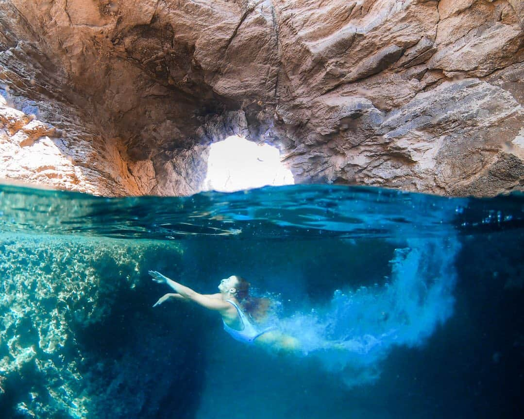 ローラ・マリノさんのインスタグラム写真 - (ローラ・マリノInstagram)「{Corsica 7/14} Undersurface Feelings ✨ Photo #Gopro un peu cramée certes, mais que j'adore. Elle capture cet instant magique où je glisse dans l'eau après en avoir brisé la surface 💦. Sentir l'eau me freiner jusqu'à m'arrêter, nager vers la surface au milieu des remous. Extase. . .  #bonifacio #corse #corsica #corsedusud #gopro #goprophotography #goprohero7 #goprofr #goprohero #goprooftheday #goprotravel #diving #undersurface #feelings #highdiving #cliffdiving #cliffjumping #freejumping #womenathletes #plongeon #dive #plonger #athlete #sport #outdoorfun #mermaid #underwaterphotography #underwater #underwatershot」12月9日 1時54分 - _lauramarino