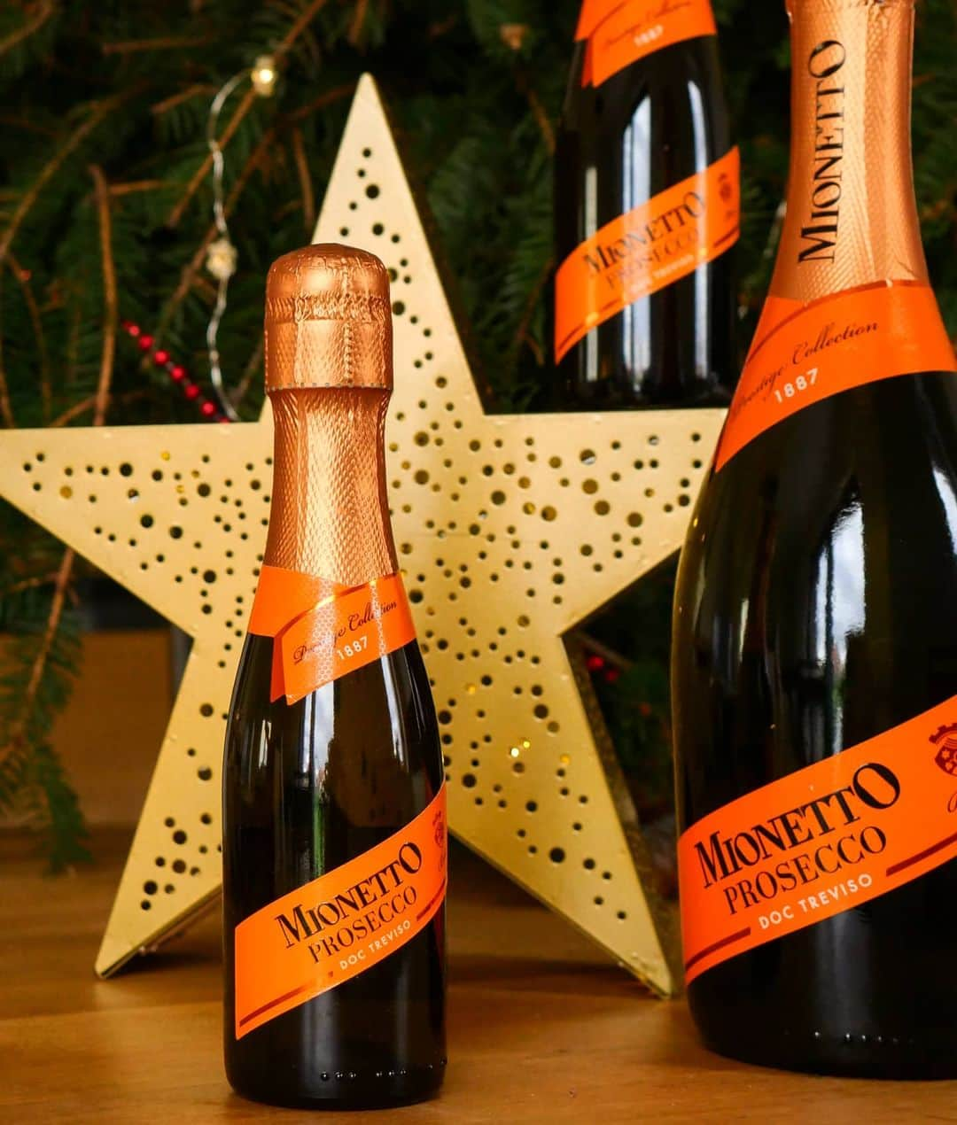 Mionetto Prosecco ČRのインスタグラム：「Vánoční soutěž pro všechny milovníky prosecca!🧡🎄🧡 . Zahrajte si s námi o karton Mionetta pro tři výherce!😍 . Co pro to musíte udělat? Sledujte nás na IG, dejte LIKE této fotce a do komentáře označte komu byste dali láhev Mionetta pod stromeček. 🎁😉 Soutěžit můžete do 13. prosince do půlnoci. Tři šťastní výherci budou vybráni náhodným výběrem.🍾 Vítěze vyhlásíme následující den v 19 hodin.🥳 Pravidlech soutěže naleznete v hlavičce profilu.   #mionetto #mionettoprosecco #mionettocz #soutez #vanoce #christmas」