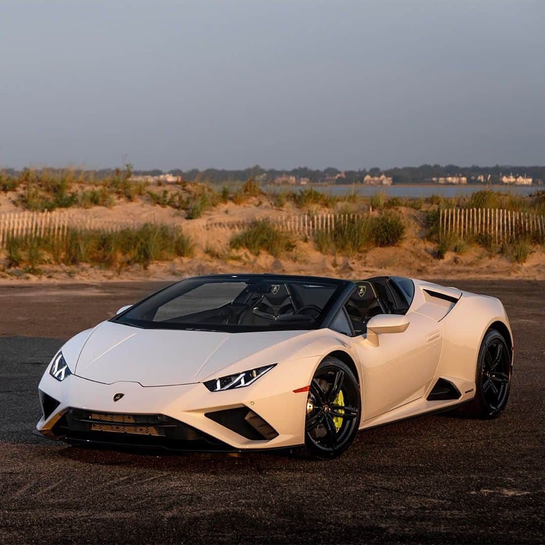 ランボルギーニさんのインスタグラム写真 - (ランボルギーニInstagram)「Put technology into fun. The result? Huracán EVO RWD Spyder. Captured by @capitolsunset.   #Lamborghini #HuracanEVORWDSpyder #RewindToRWD」12月9日 2時00分 - lamborghini