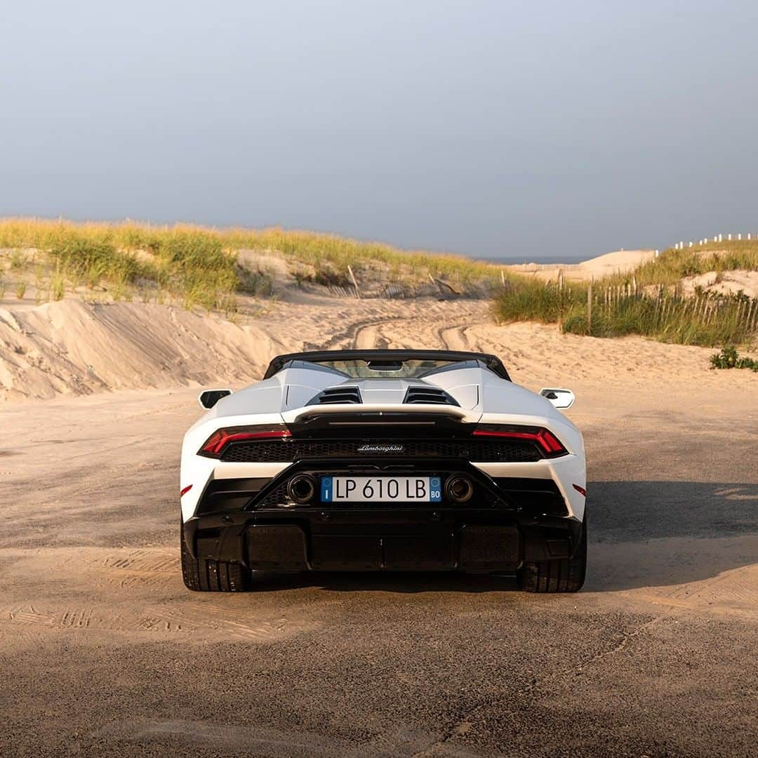 ランボルギーニさんのインスタグラム写真 - (ランボルギーニInstagram)「Put technology into fun. The result? Huracán EVO RWD Spyder. Captured by @capitolsunset.   #Lamborghini #HuracanEVORWDSpyder #RewindToRWD」12月9日 2時00分 - lamborghini