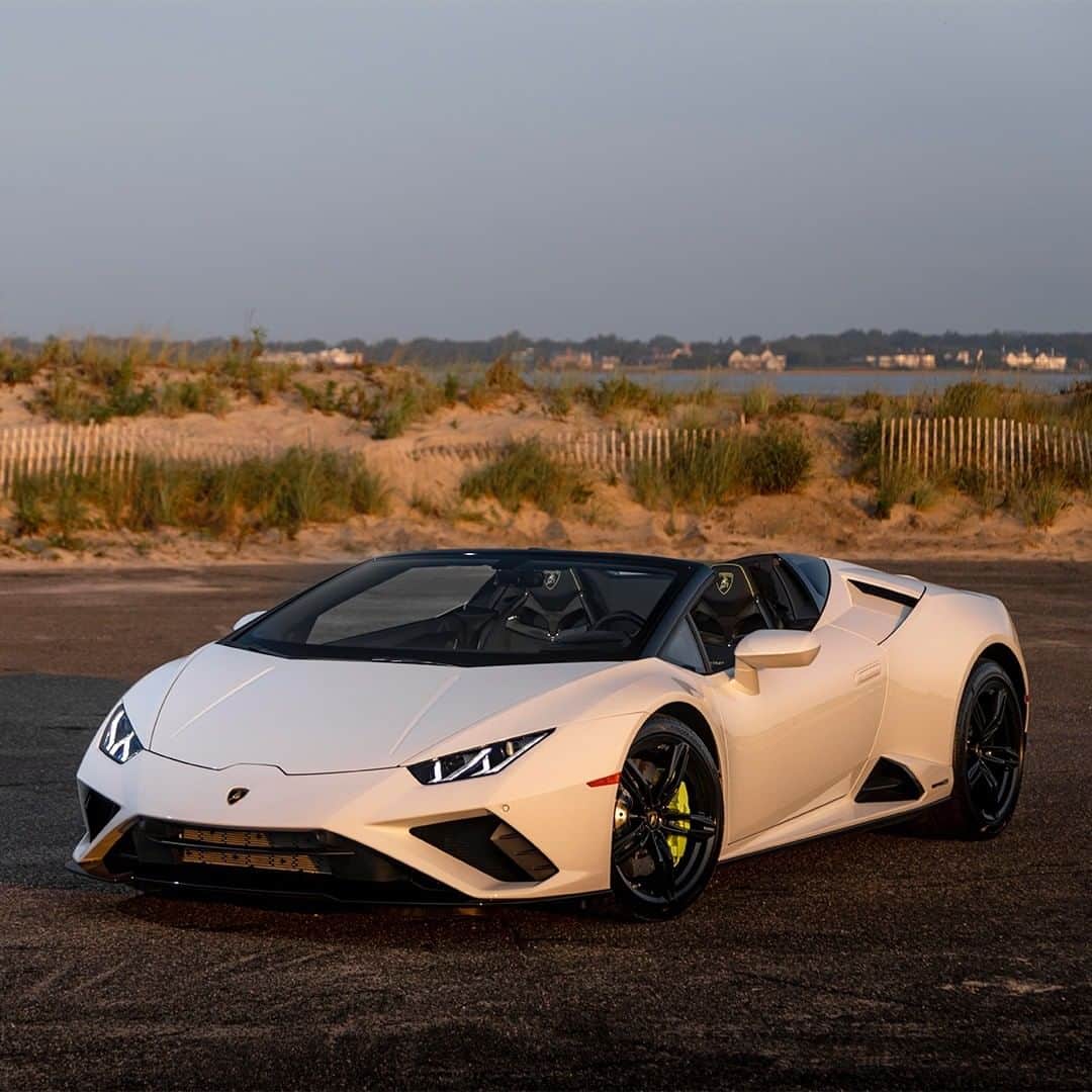 ランボルギーニのインスタグラム：「Put technology into fun. The result? Huracán EVO RWD Spyder. Captured by @capitolsunset.   #Lamborghini #HuracanEVORWDSpyder #RewindToRWD」