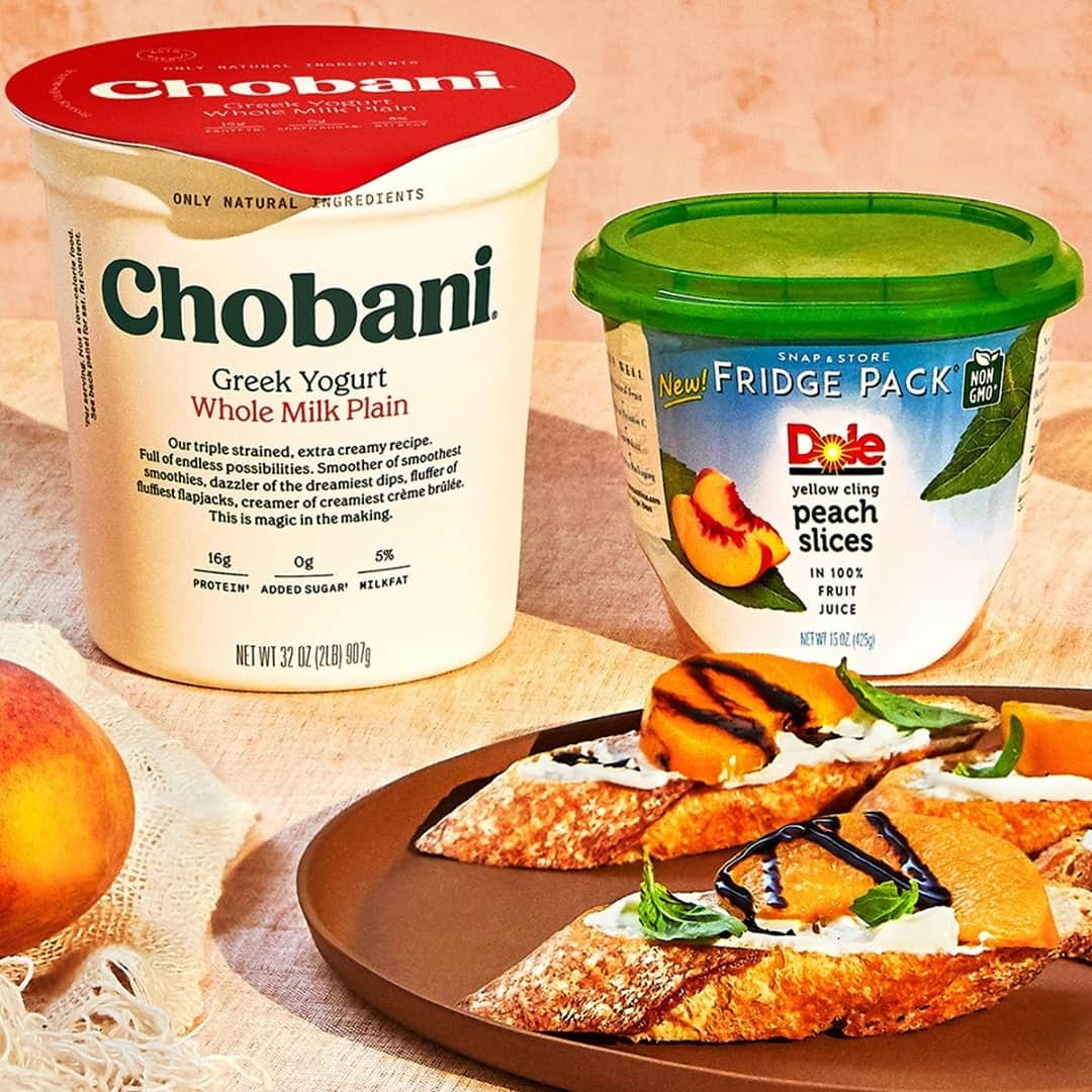 Dole Packaged Foods（ドール）のインスタグラム：「Craving an easy appetizer? Top crostini with @Chobani Greek Yogurt and DOLE® Fridge Pack Peach Slices for fresh and flavorful finger food with a crunch.」