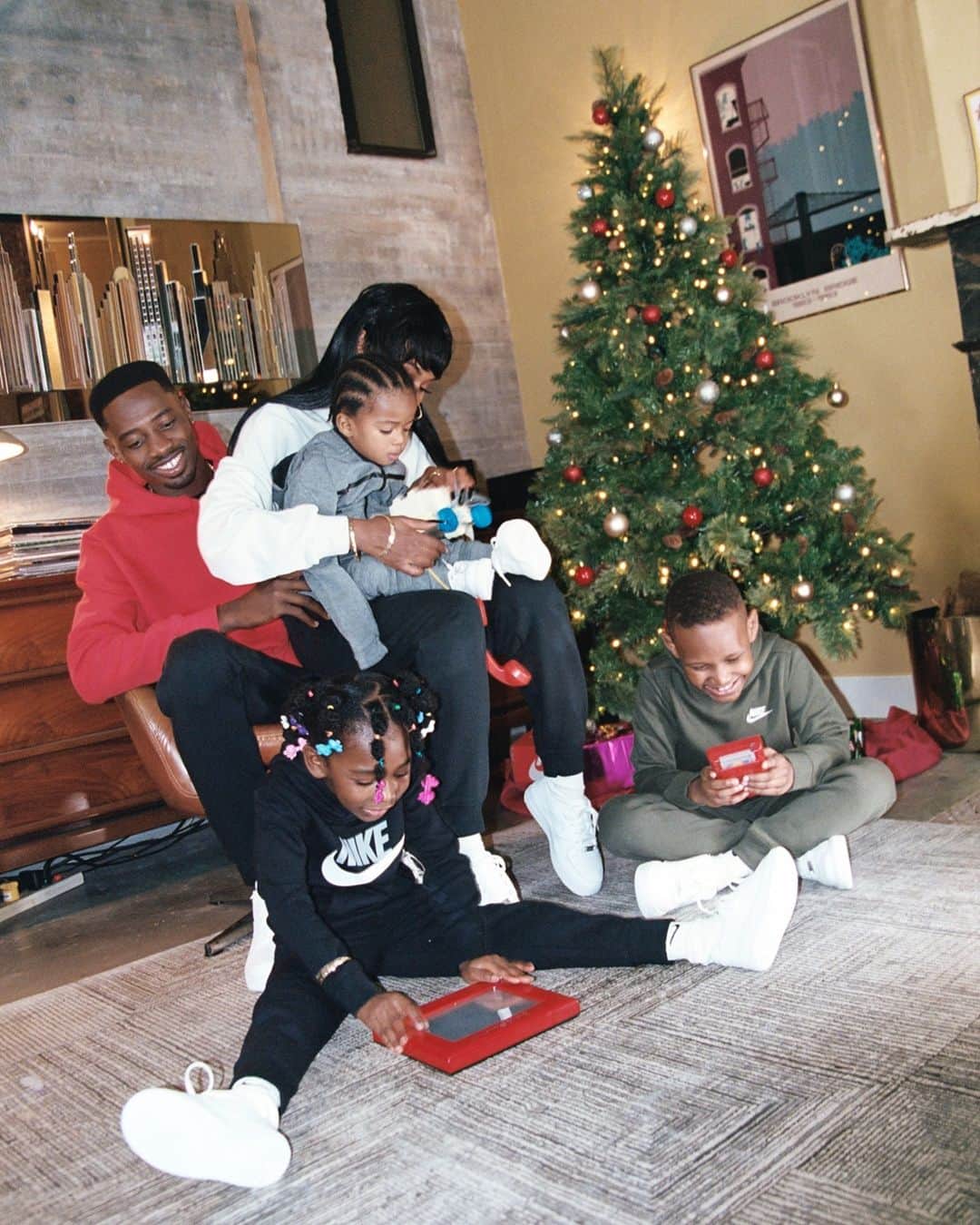 Foot Lockerさんのインスタグラム写真 - (Foot LockerInstagram)「Family time is the best time! 🌲 ❤️   Shop #Nike for the Holidays online & in-store.」12月9日 2時00分 - footlocker