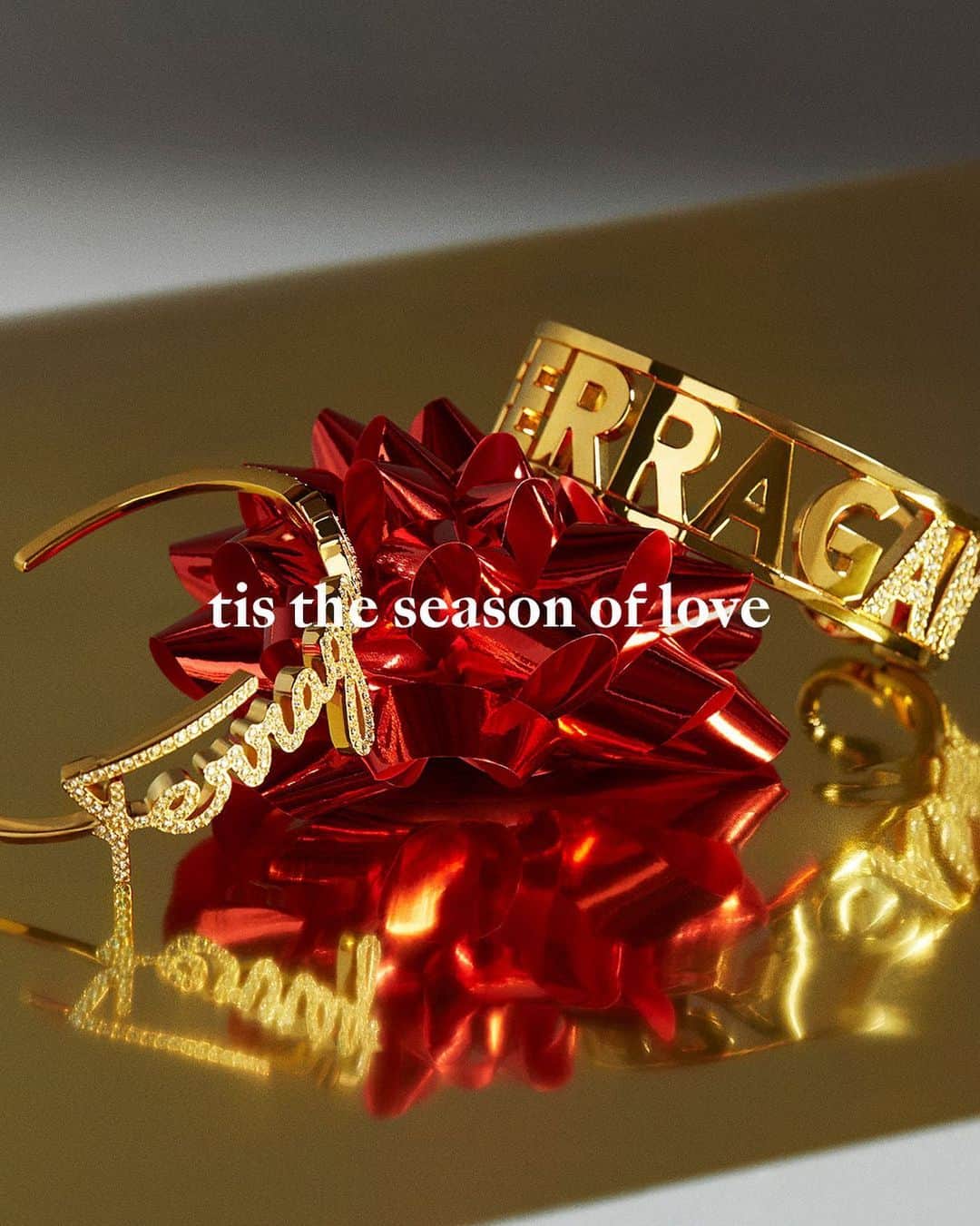サルヴァトーレ・フェラガモのインスタグラム：「A dash of sparkle for luminous new beginnings! A selection of gift-worthy jewellery to make someone’s day extra special. Explore more of the Ferragamo wishlist through the link in bio. #FerragamoHoliday #UnwrappingJoy」