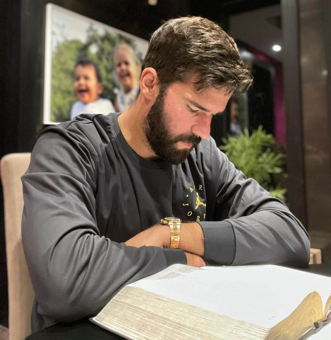 のインスタグラム：「“Lâmpada para os meus pés é a tua palavra e, luz para os meus caminhos.” ‭‭Salmos‬ ‭119:105‬ 💡📖」